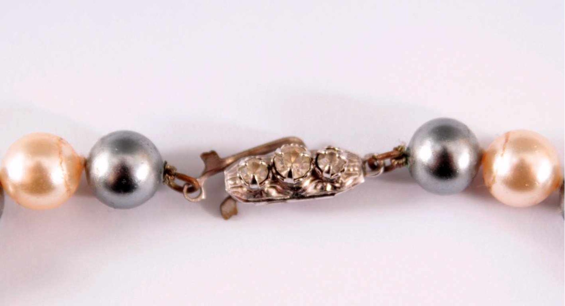 Perlenkette mit OhrsteckerAus weißen und silbergrauen Zuchtperlen (D- 0,8 cm) einzelngeknotet, - Bild 2 aus 2