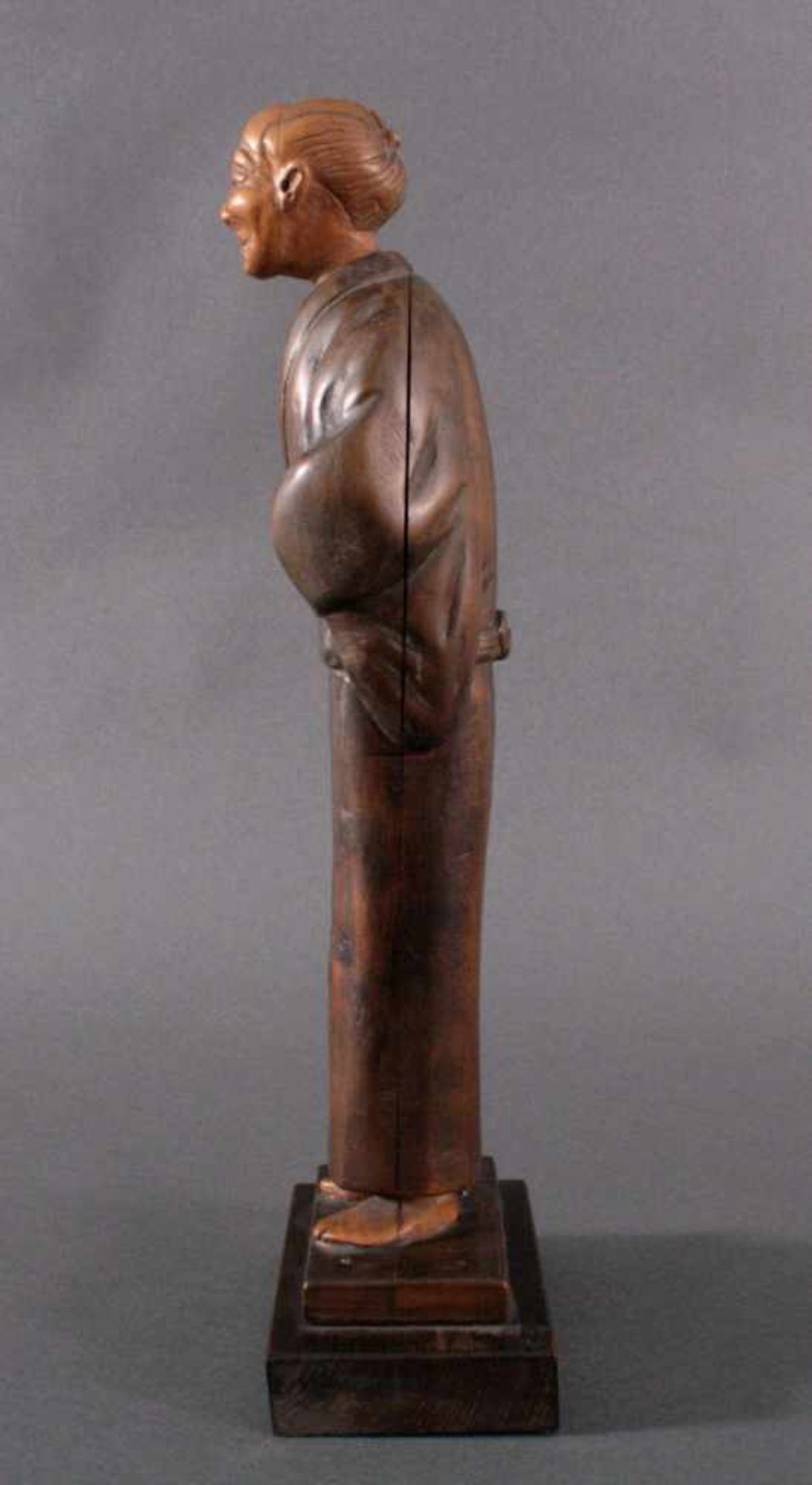 Holzfigur "Gelehrter", Japan um 1900Aus dem Vollholz plastisch geschnitzt und - Bild 5 aus 6