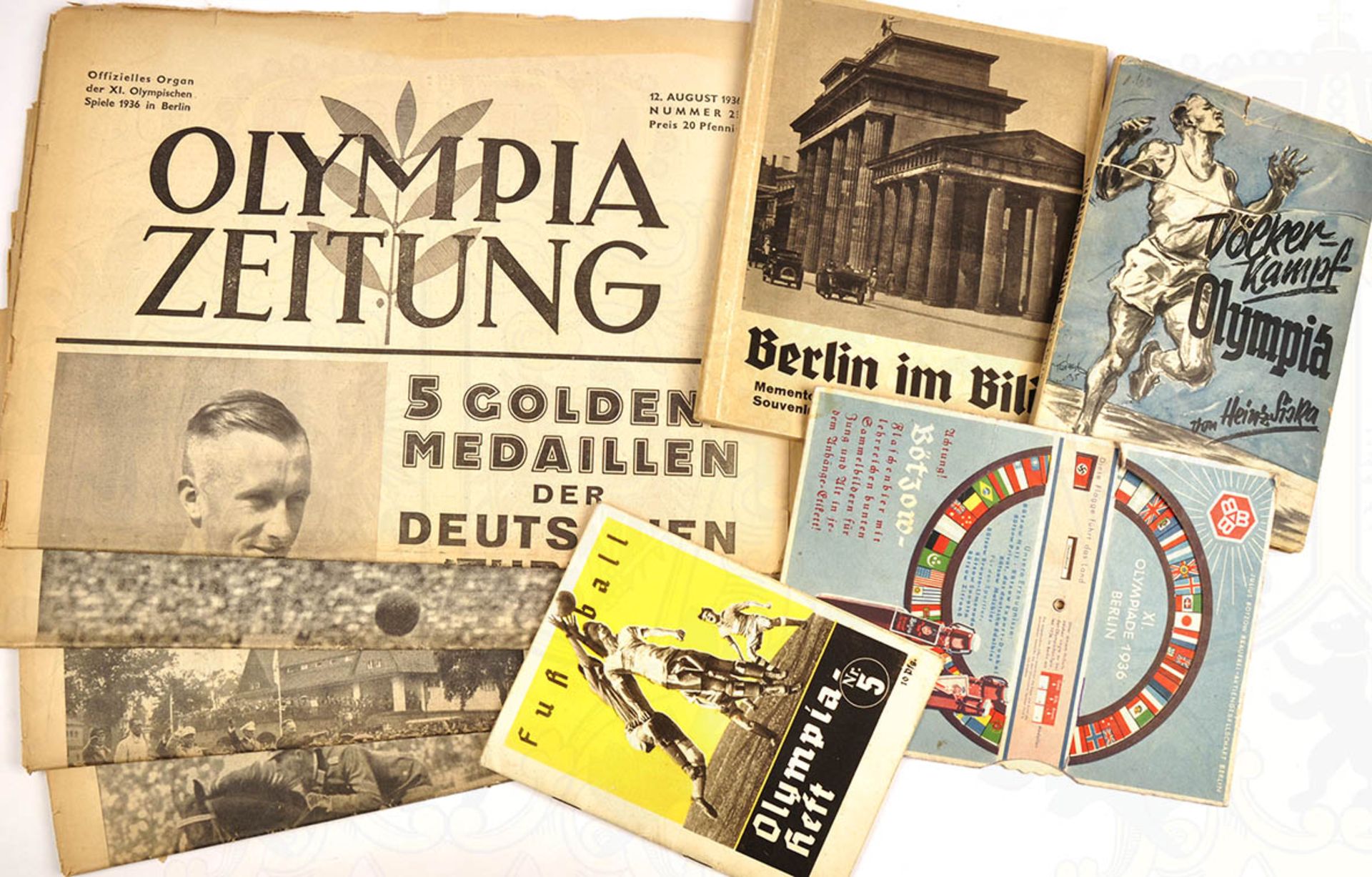 KONVOLUT: drehbarer Medaillen-Kalender aller Teilnehmer-Staaten; Berlin im Bild im Olympiajahr, 95