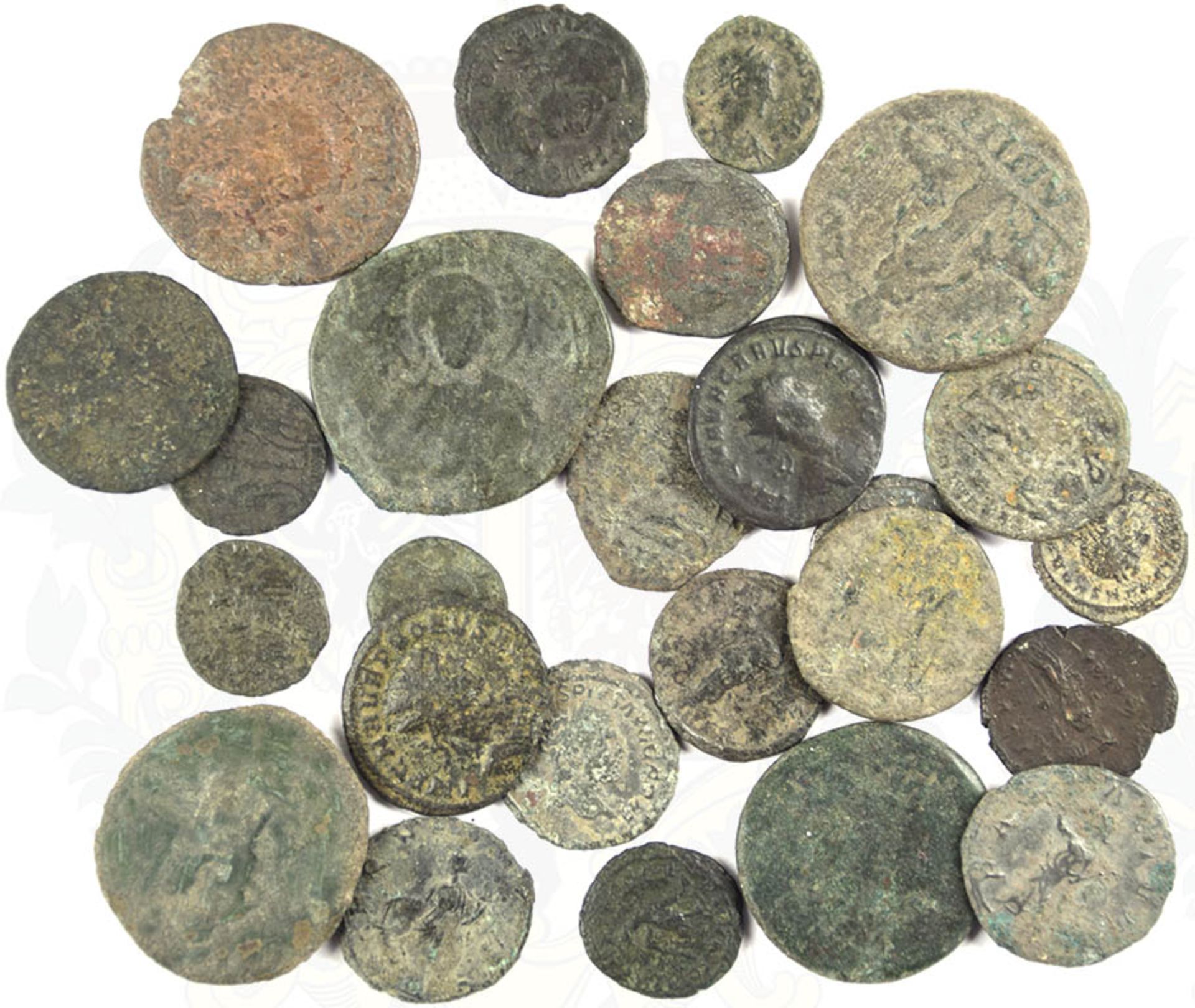 25 RÖMISCHE MÜNZEN, Kupfer u. Bronze, Patina u. Belag, dabei: Kaiser Antonius (Pius?), Hadrian ?,