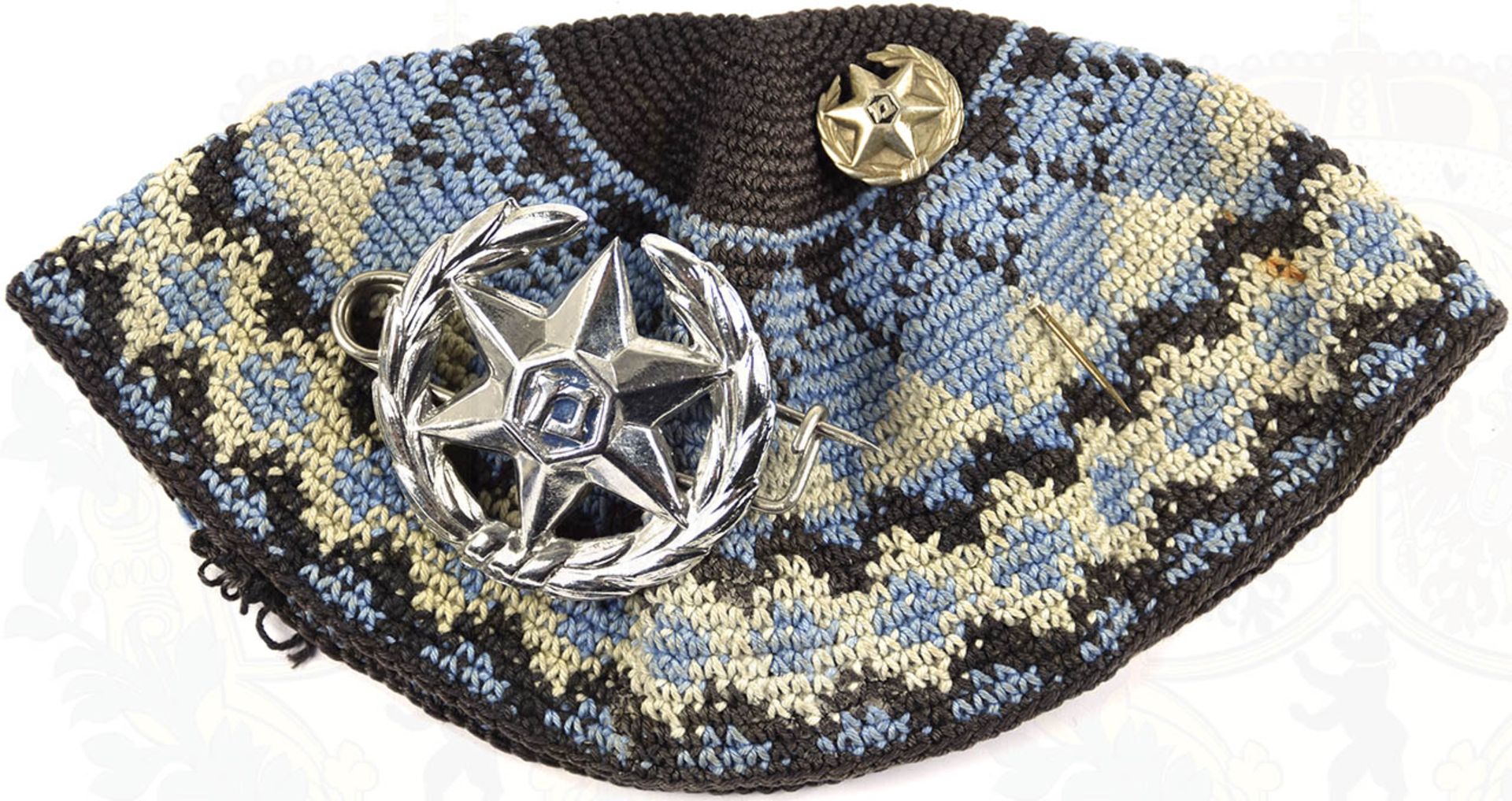 2 ABZEICHEN UND KIPPA POLIZEI ISRAEL, Buntmetall, an Nadel, H. 15/45 mm; gehäkelter Stoff, blau/