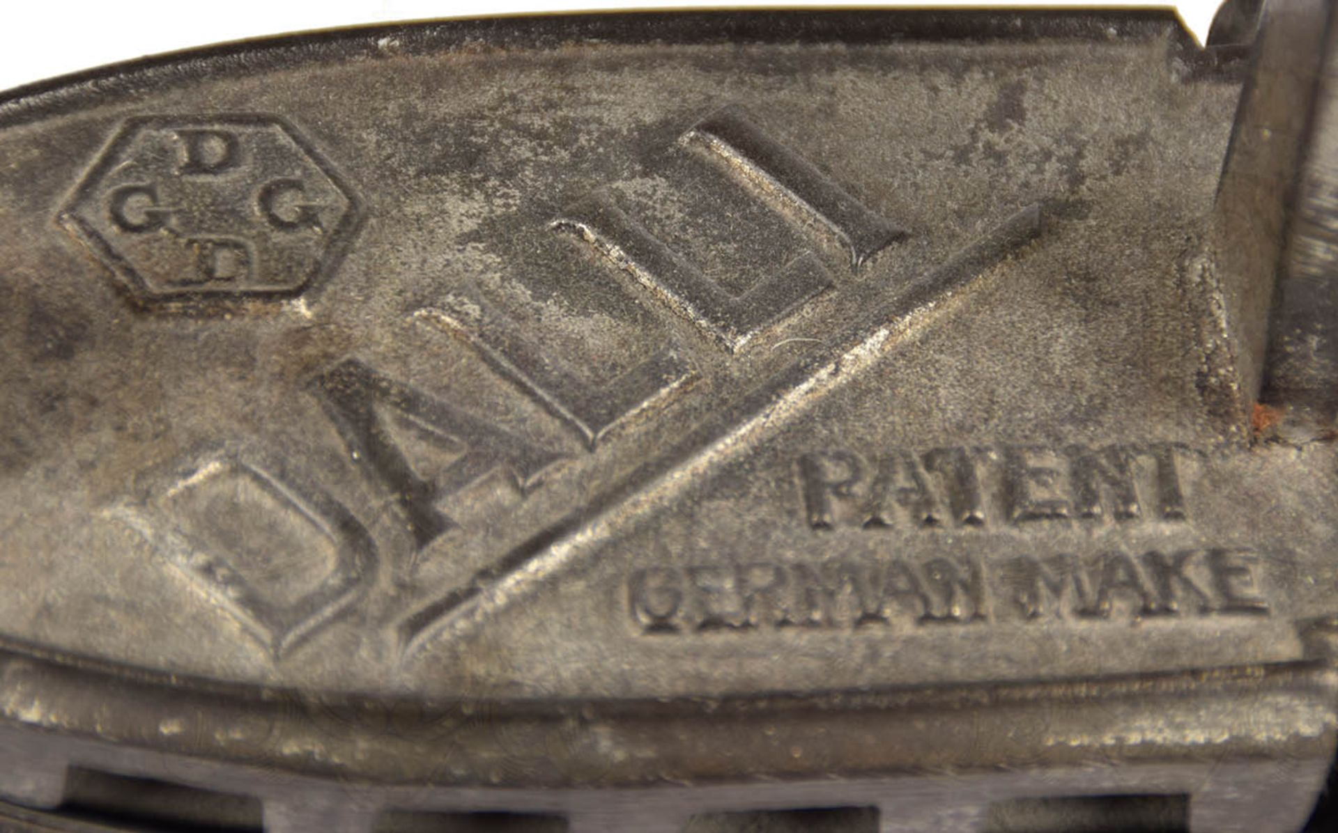 BÜGELEISEN, Marke "Dalli", "Patent German Make", Gusseisen, f. Kohle-Befeuerung, klappbarer Deckel - Bild 2 aus 4