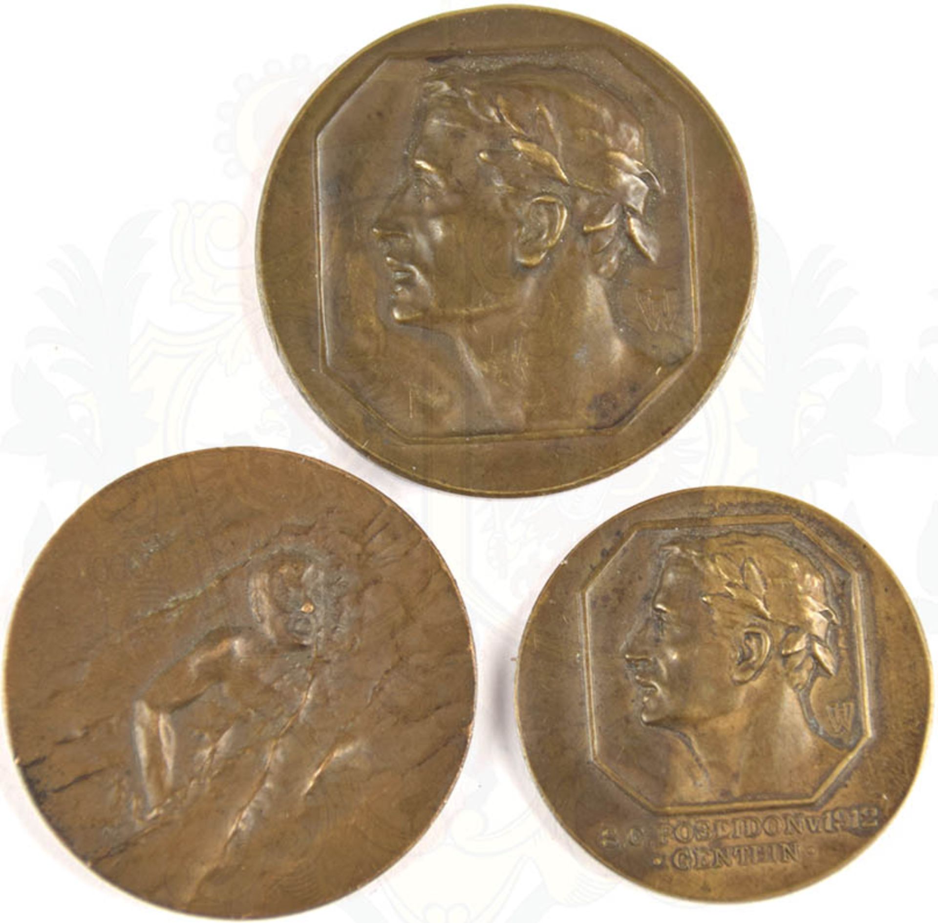 4 TEILE SCHWIMMSPORT: Figur eines Springers , H. 8,8 cm, a. Holzsockel; Medaille 1. Preis, Bronze, Ø - Bild 2 aus 2