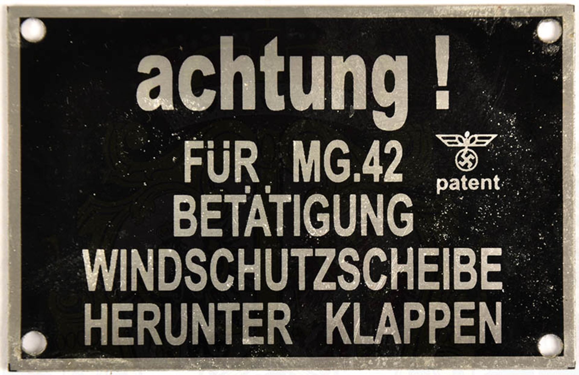 HINWEISSCHILD FÜR KFZ, "achtung ! Für MG.42 Betätigung Windschutzscheibe herunter klappen", kl.