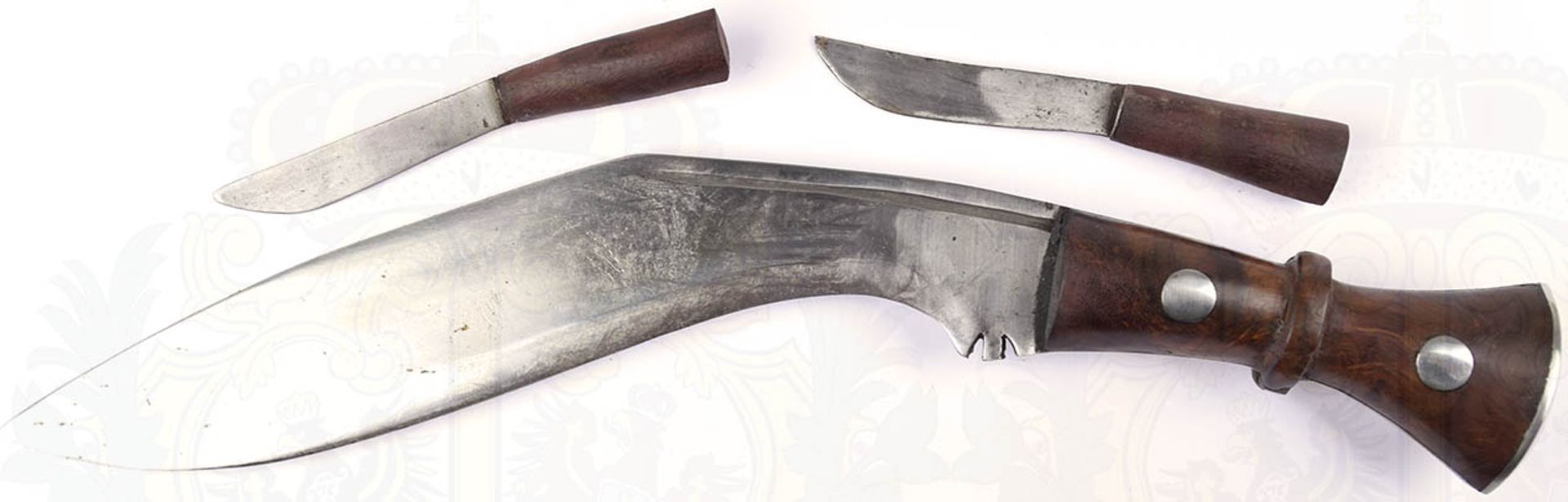 KUKRI, stark gekrümmte Klinge, L. 29 cm, dkl. brauner Holzgriff, 2 Nieten, belederte Holzscheide, - Bild 2 aus 2