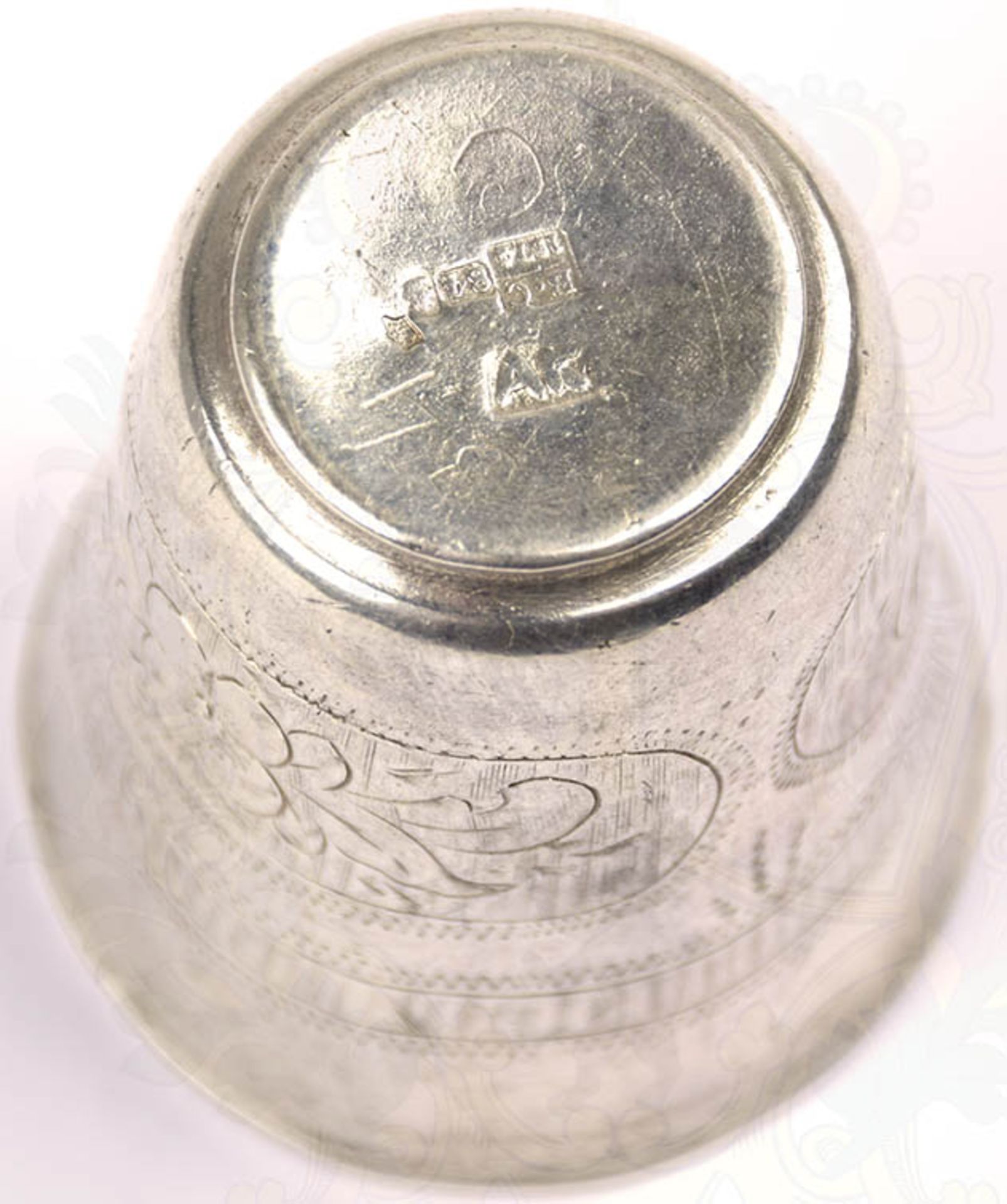 RITUELLER BECHER, umlaufende Ring- u. Blumenornamentik, H. ca. 45 mm, Meisterzeichen "AK", - Bild 2 aus 2