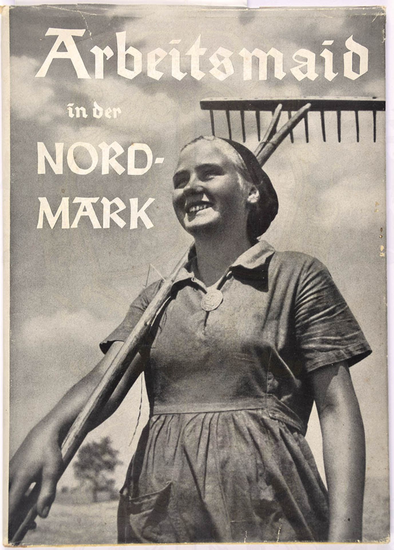 ARBEITSMAID IN DER NORDMARK, Bln. 1939, Fotoband, 80 S., bedr. Hln. m. Abb. d. Maidenbrosche, SU <