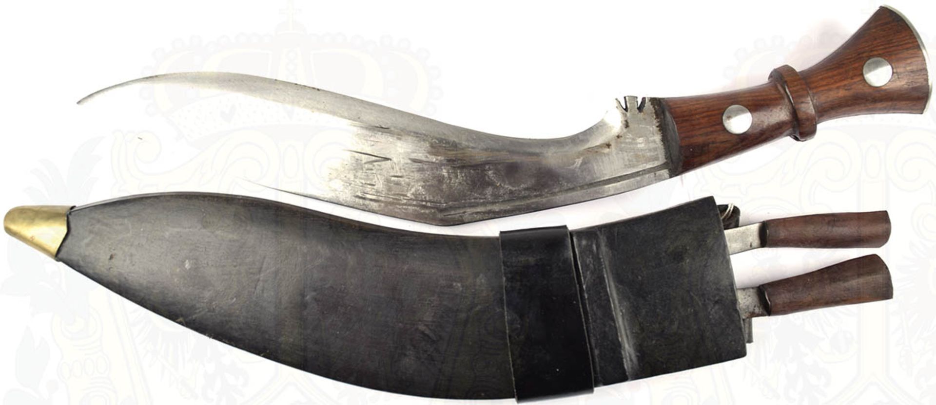 KUKRI, stark gekrümmte Klinge, L. 29 cm, dkl. brauner Holzgriff, 2 Nieten, belederte Holzscheide,