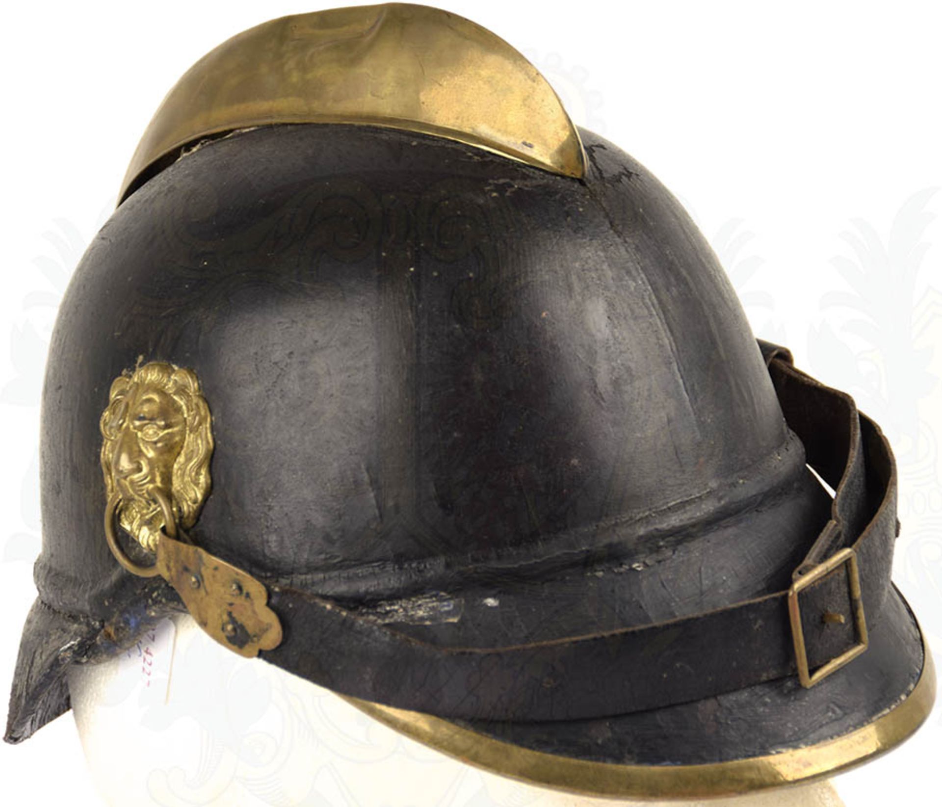 FEUERWEHRHELM, schwarze Lederglocke m. Messingkamm, m. 2 Dellen, Vorderschirm m. Messingschiene, - Bild 2 aus 3