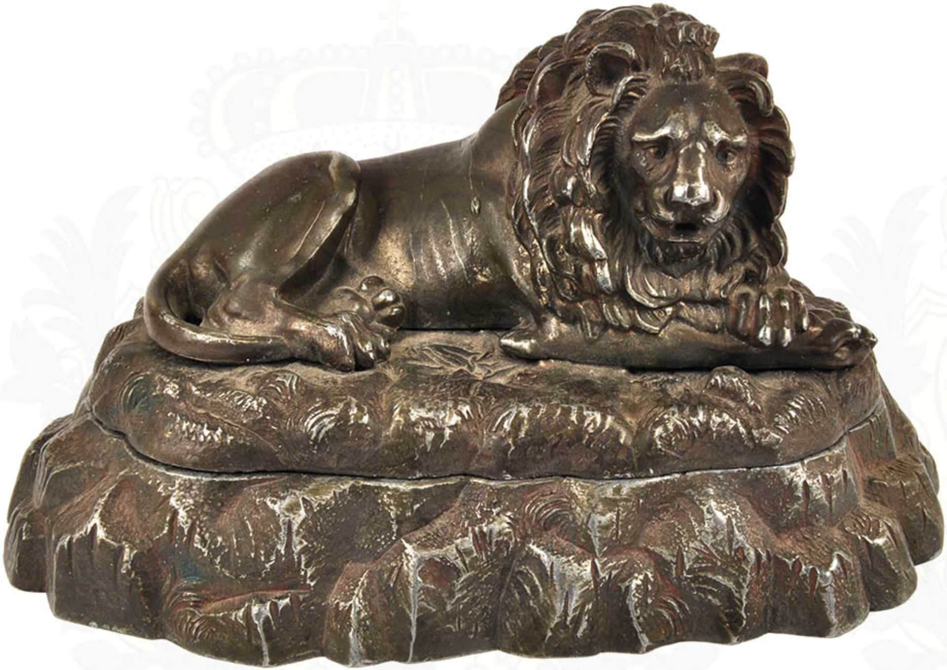 SCHREIBGARNITUR, 2teilig, Figur eines liegenden Löwen u. Sockelplatte in From eines Fels-Plateaus, - Image 2 of 2