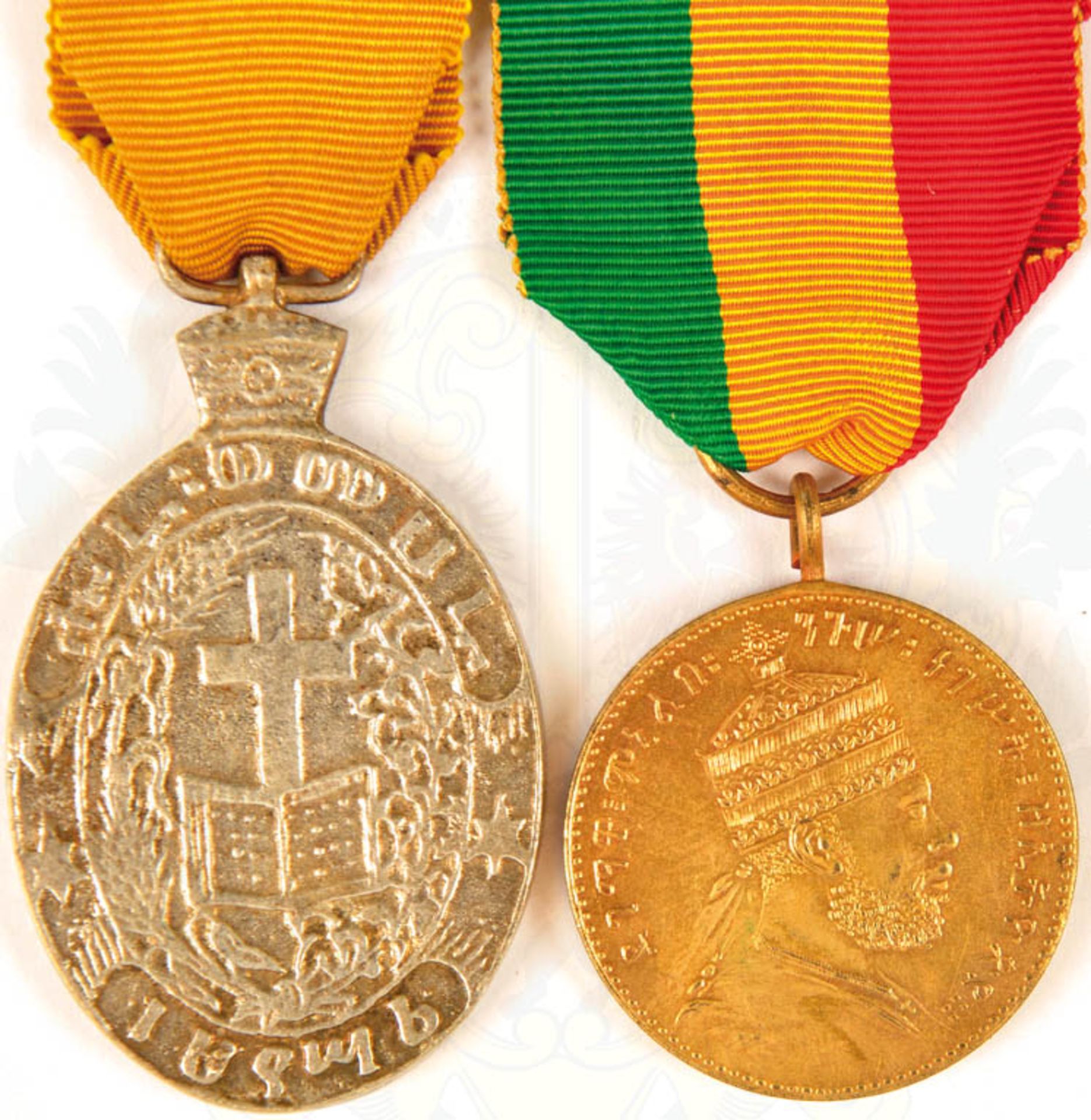 2 EHRENZEICHEN: Hof-Verdienstmedaille in Gold (1. Klasse), vergld.; Kirchen-Ehrenzeichen, 2. Klasse,
