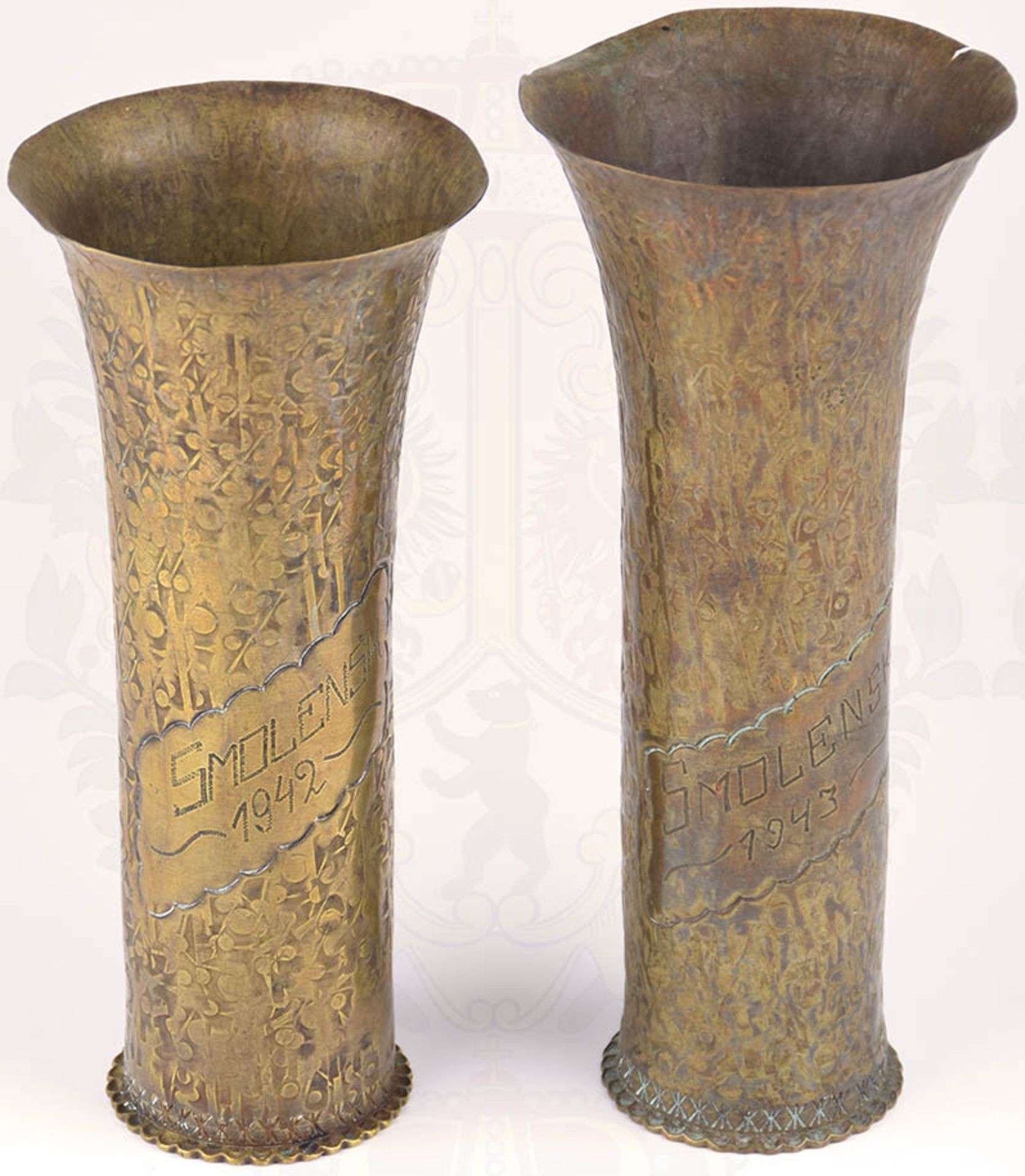 2 TRINKBECHER, Frontfertigung aus sowjet. 5-cm Geschosshülsen, Bronze, Gravuren "Smolensk 1942"