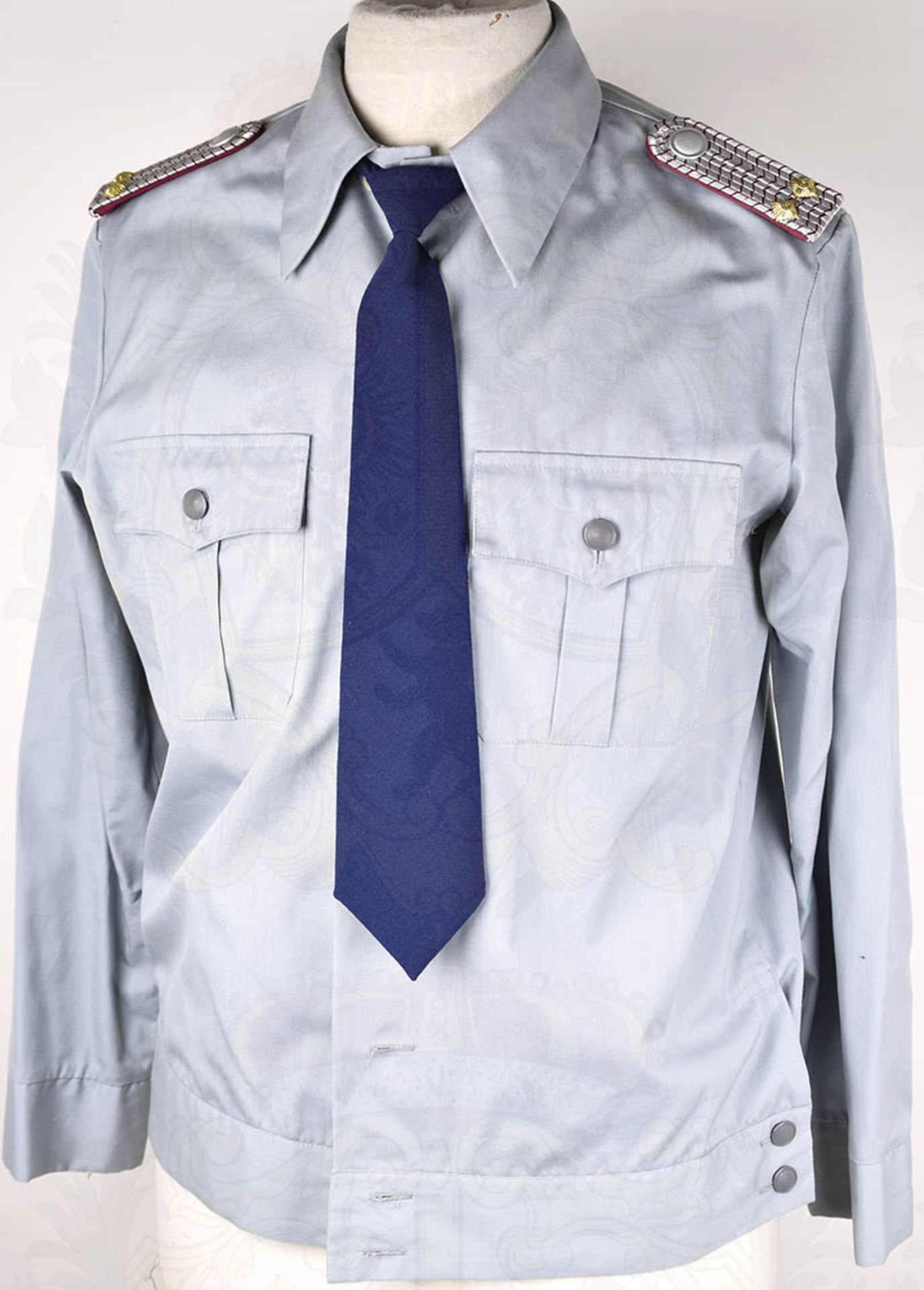 UNIFORM EINES BRANDMEISTERS: Dienstrock u. Hemd mit entspr. Schulterstücken, Gr. "48" bzw. "38N";