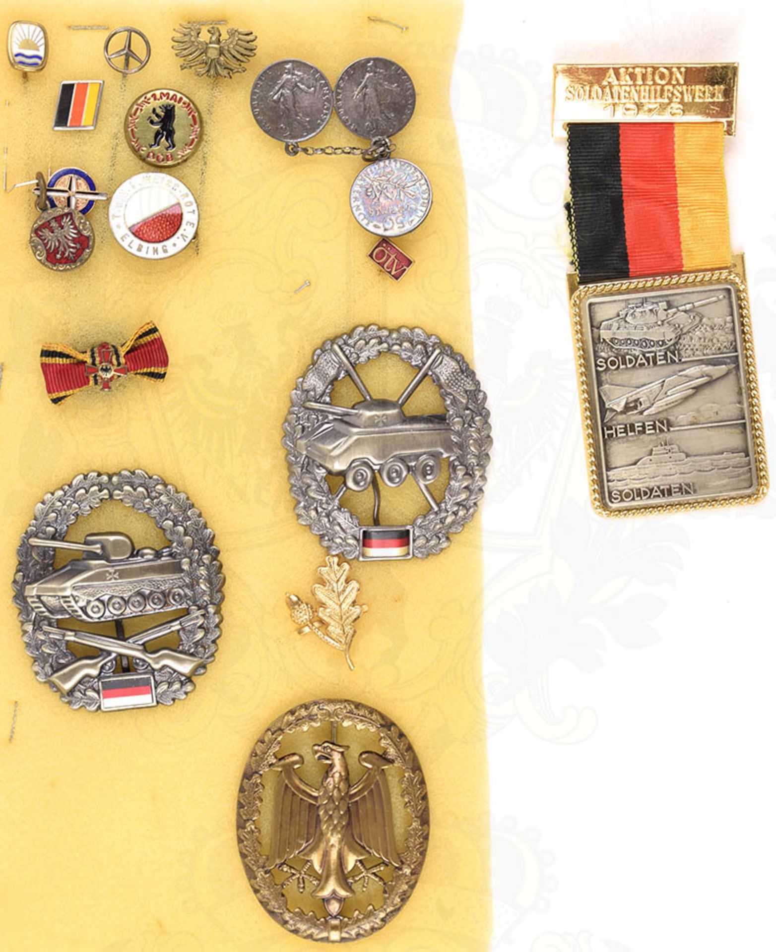 17 ABZEICHEN U. AUSZEICHNUNGEN, Bundeswehr u. zivil, Knopflochdekoration Bundesverdienstkreuz 1.