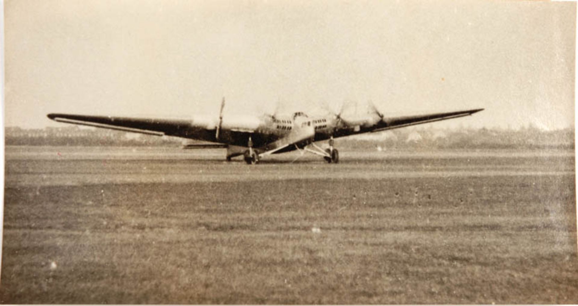 PRESSEFOTO "Junkers G-38", startbereit auf Flugfeld Dessau, Rs. Stempel "P & A Photo" sowie tls.