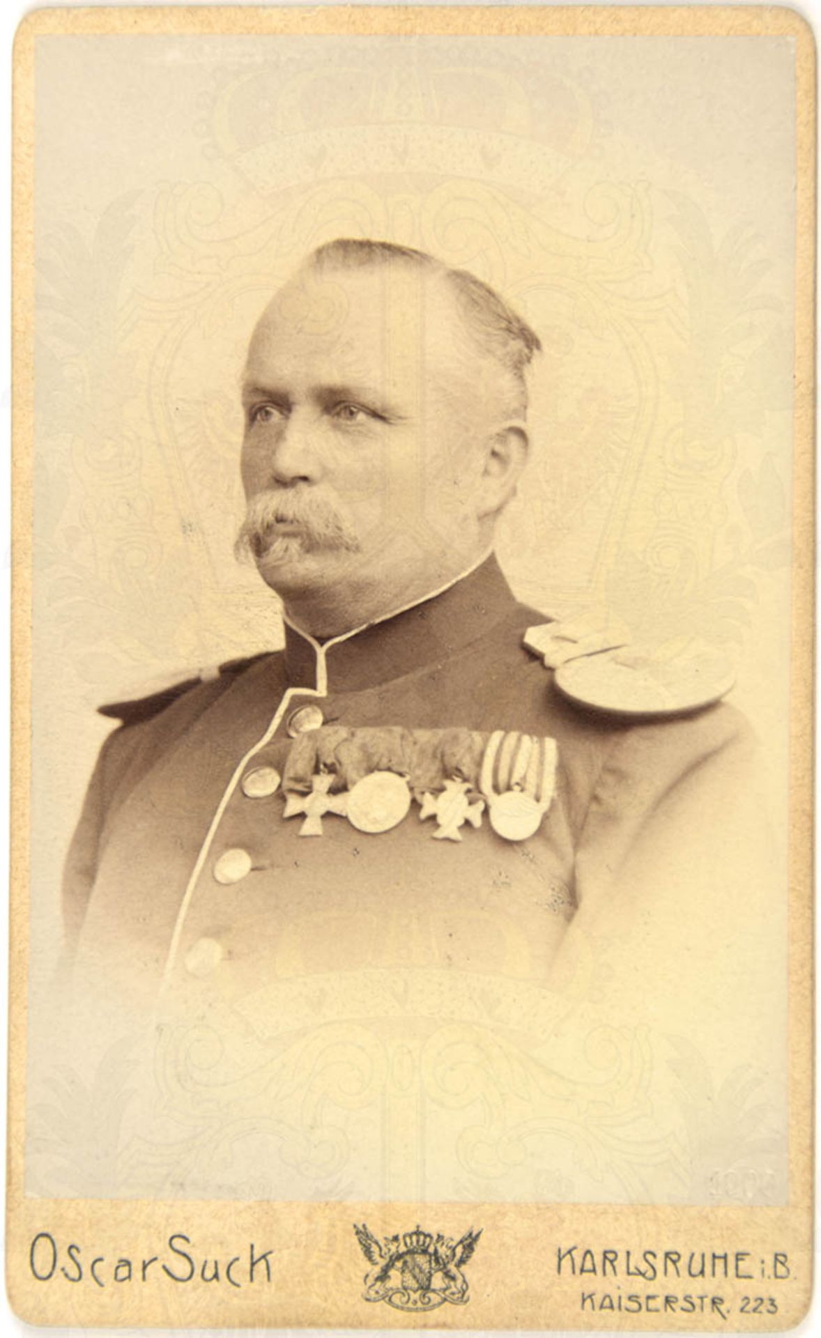 VISITFOTO OBERZAHLMEISTER HODAPP, (etwa 1850-1909), Halbportr. als Zahlmeister b. Großherzogl.