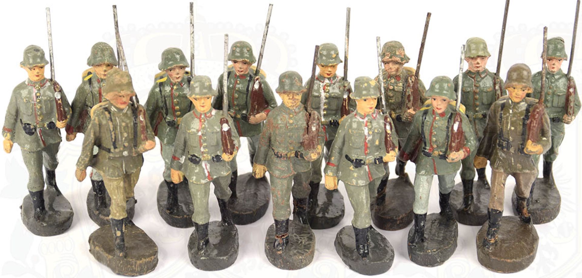 14 SOLDATEN DEUTSCHES HEER, um 1930-1933, Darstellung im Marsch m. geschultertem Gewehr, Herst. "