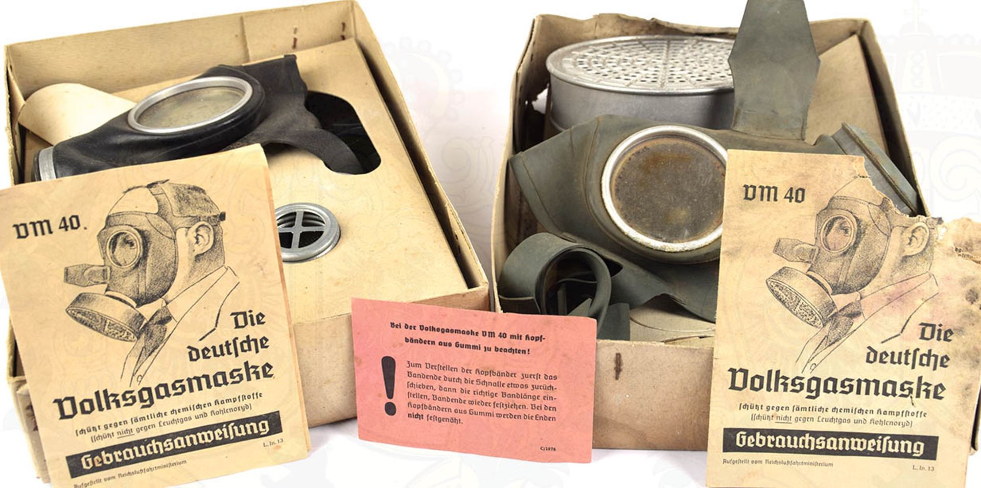 2 GASMASKEN VM 40, kpl., m. WaA-Abnahme, Beriemung u. Gebrauchsanleitung, i. d. orig. Kartons, davon