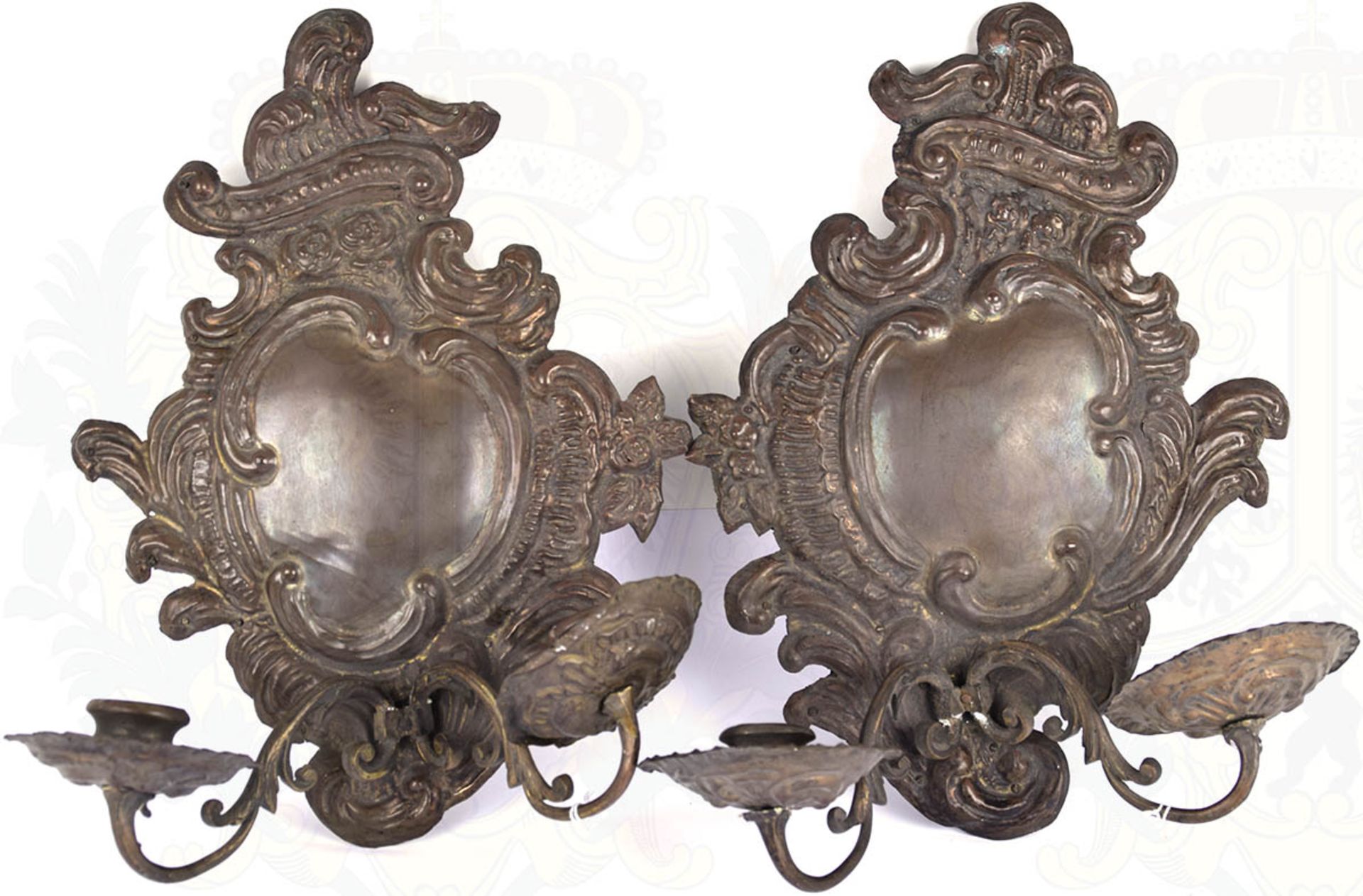 2 WANDLEUCHTER, barockter Stil, um 1900, Messing auf Holz, H. ca. 34 cm, Rocaillen-Ornamentik,