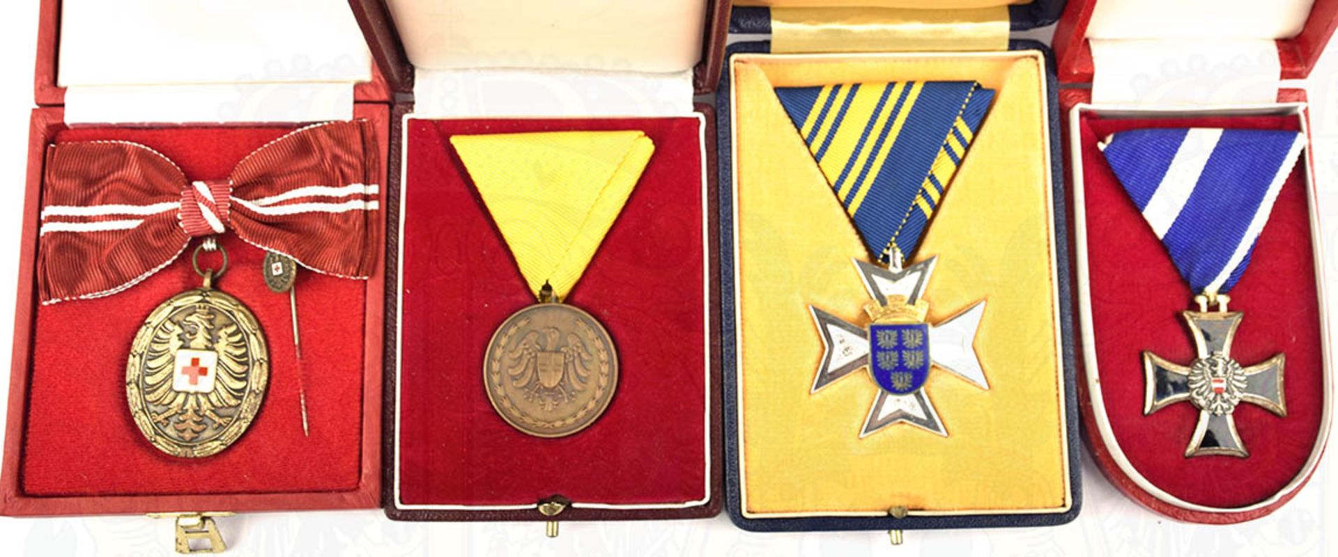 4 EHRENZEICHEN: Wehrdienstzeichen 2. Klasse; Silbernes Ehrenzeichen für Verdienste um