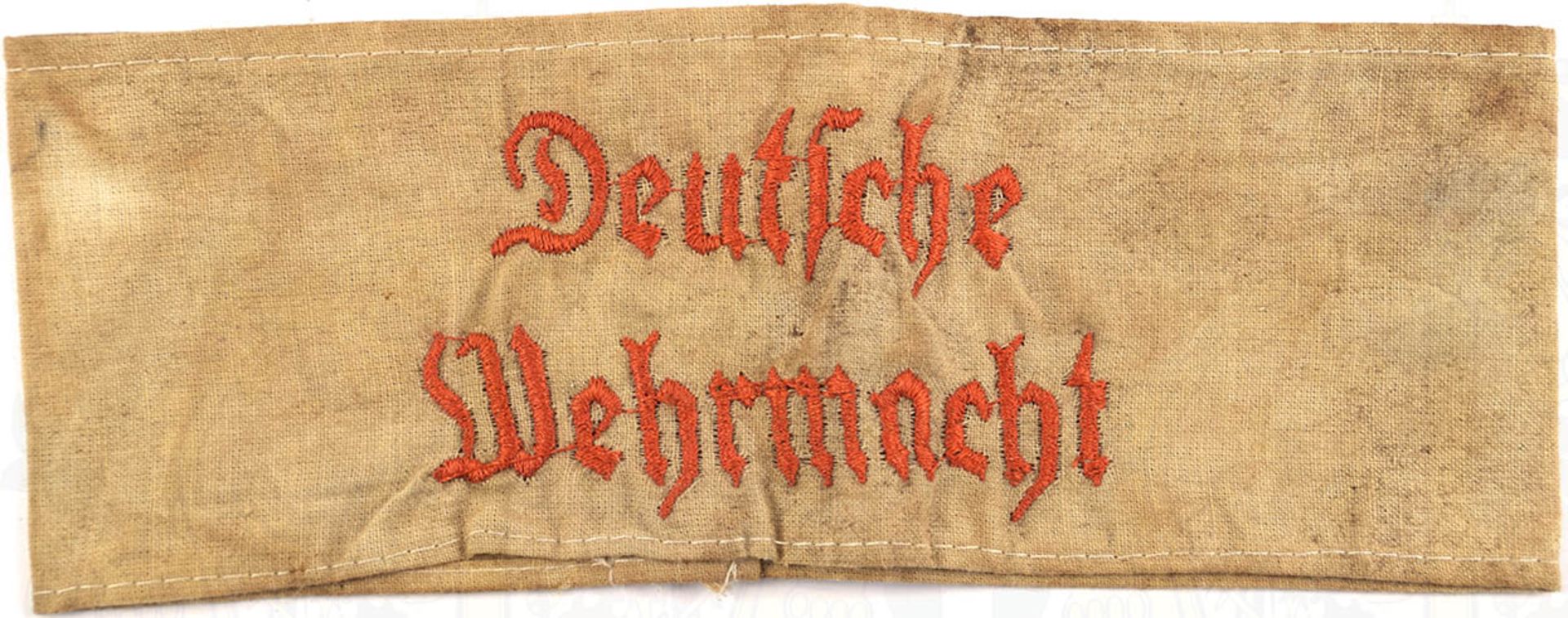 ARMBINDE "DEUTSCHE WEHRMACHT", weiße Baumwolle/rot maschinenbestickt, H. ca. 75 mm, angedunkelt/