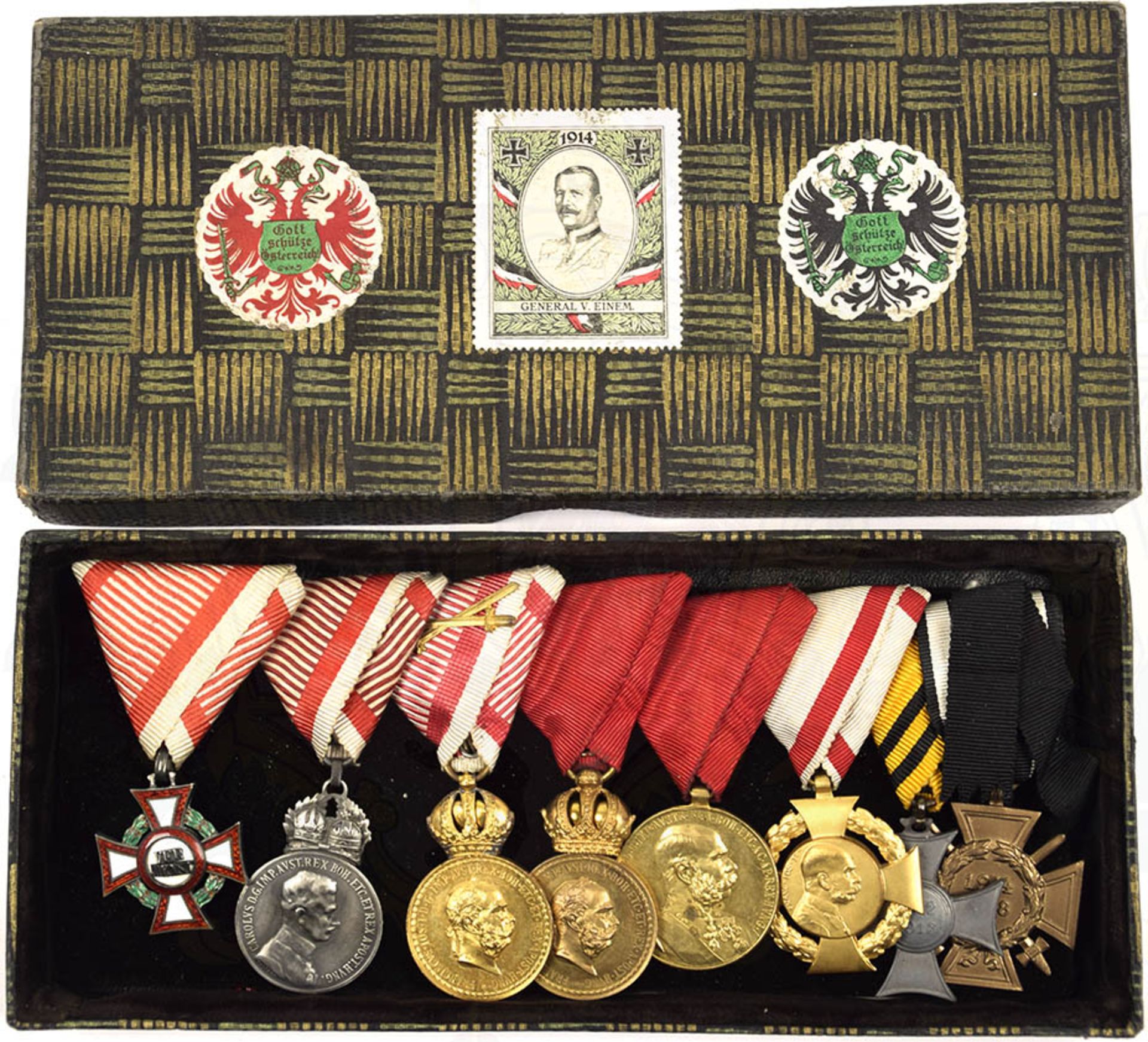 EHRENZEICHENGRUPPE: Mil.Verd.-Kreuz mit der Kriegsdekoration; Silb. Mil.Verd.-Med. (Karl); Bronz.