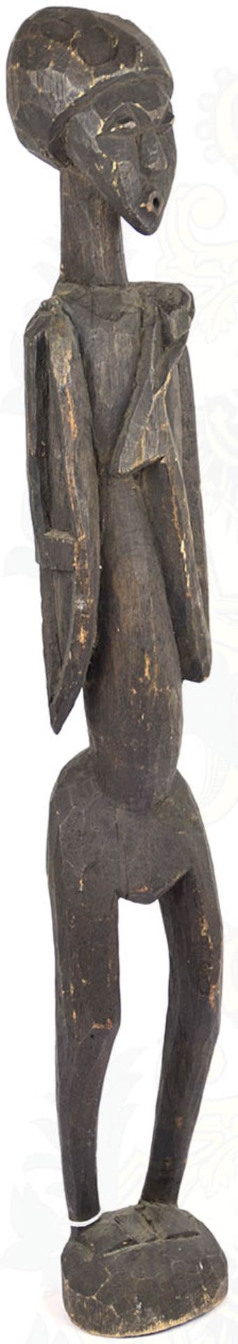 AFRIKANISCHE KULT-PLASTIK, Zentralafrika, gedunkeltes Holz, stilisierte Darstellung eines Mannes,