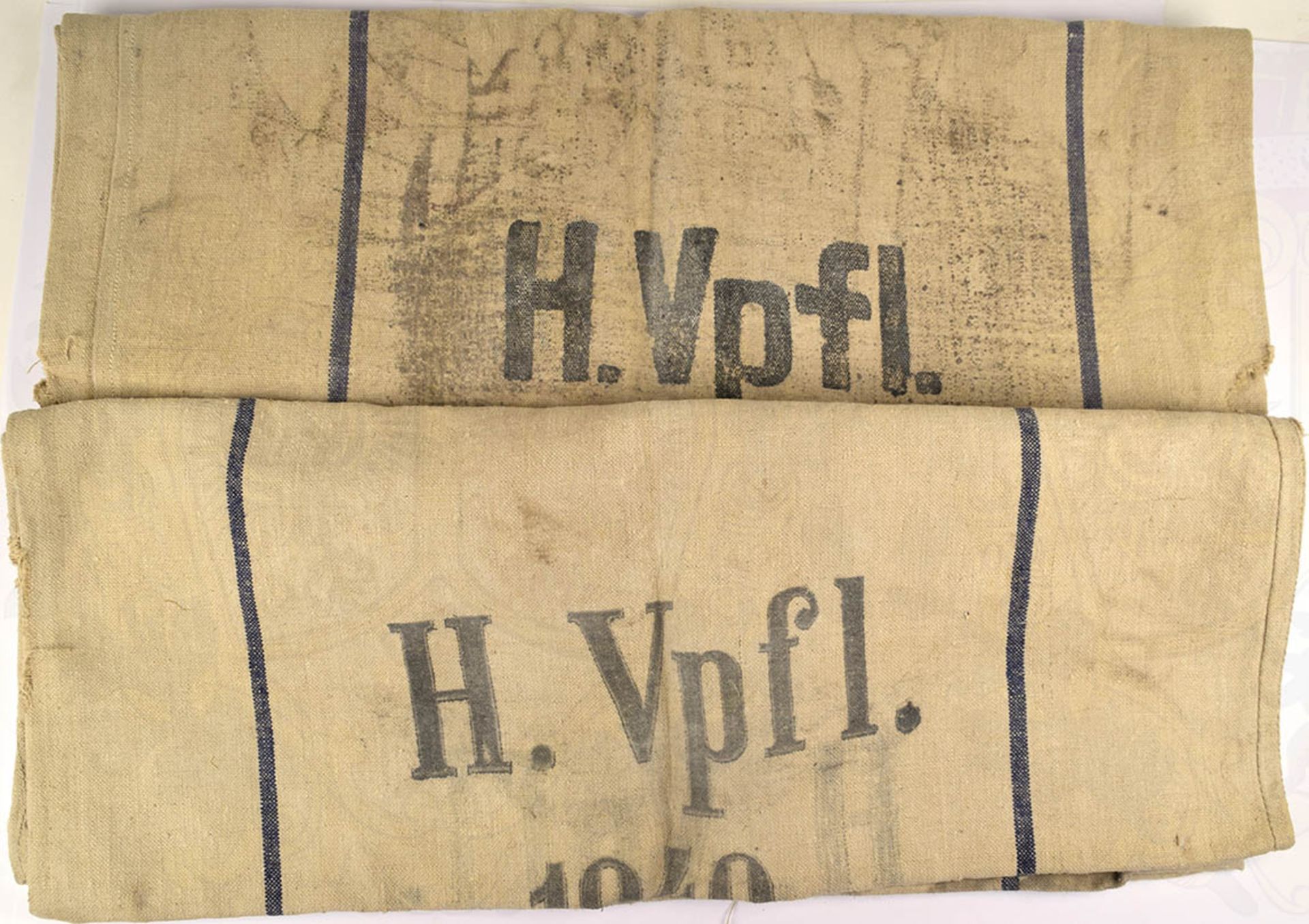 2 VERPFLEGUNGSSÄCKE, grobes Ln., 2 eingewebte blaue Streifen, vs. Hoheitsadler, rs. "H.Vpfl. 1938"