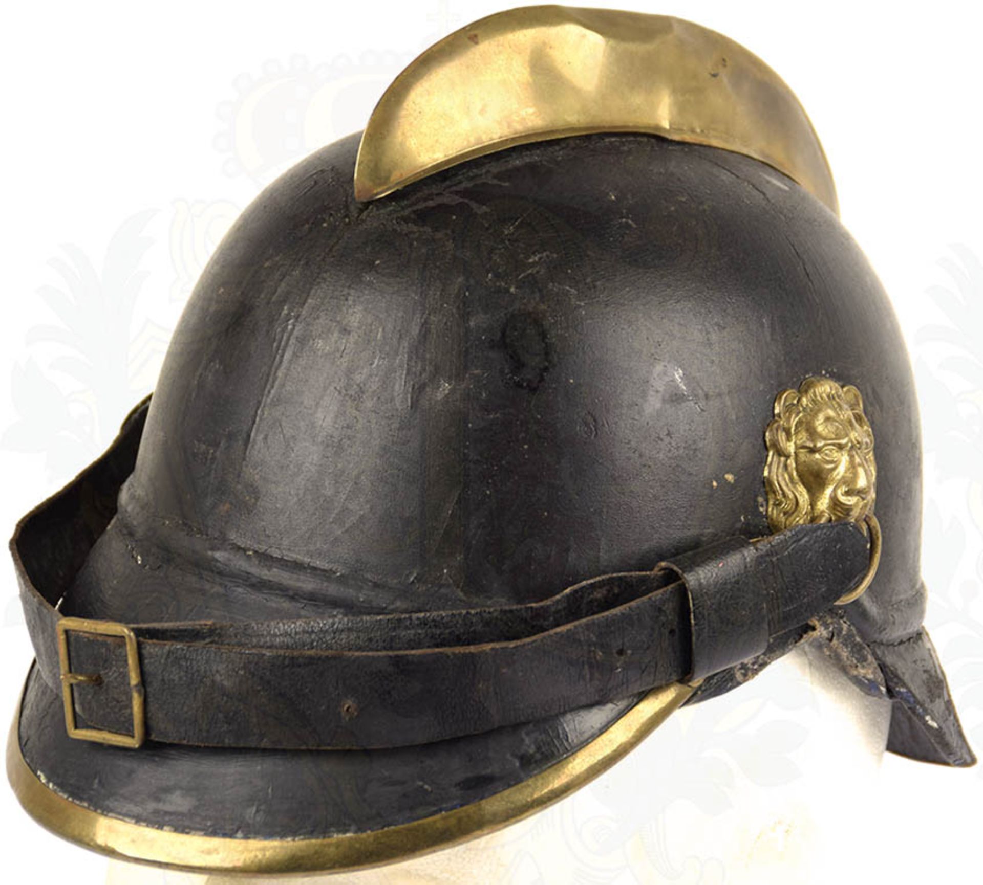 FEUERWEHRHELM, schwarze Lederglocke m. Messingkamm, m. 2 Dellen, Vorderschirm m. Messingschiene,