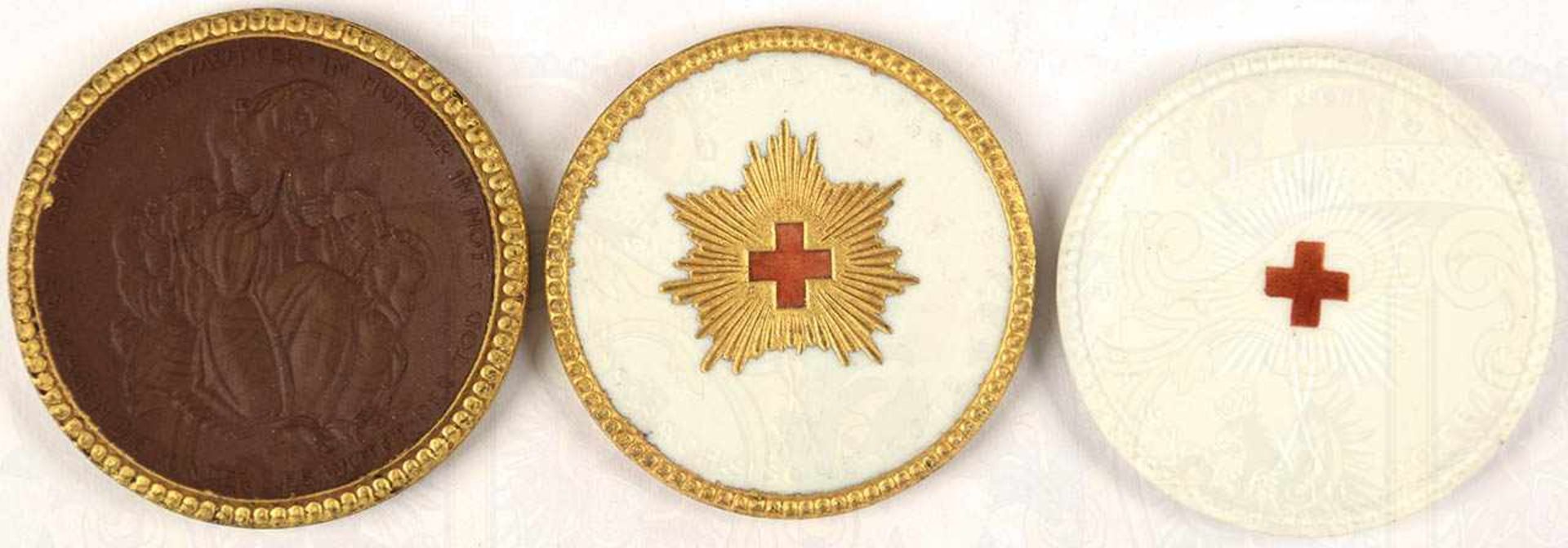 3 MEIßEN-MEDAILLEN, Sächsisches Rotes Kreuz 1921, 1x braunes Böttgersteinzeug, 2x weißes