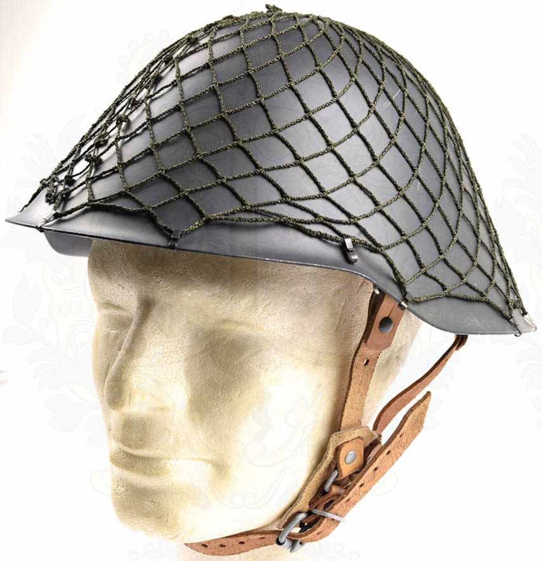 STAHLHELM M 56, dunkelgrüne Lackierung, Netzbezug f. Tarnmaterial, hellbraunes mehrlappiges Leder-