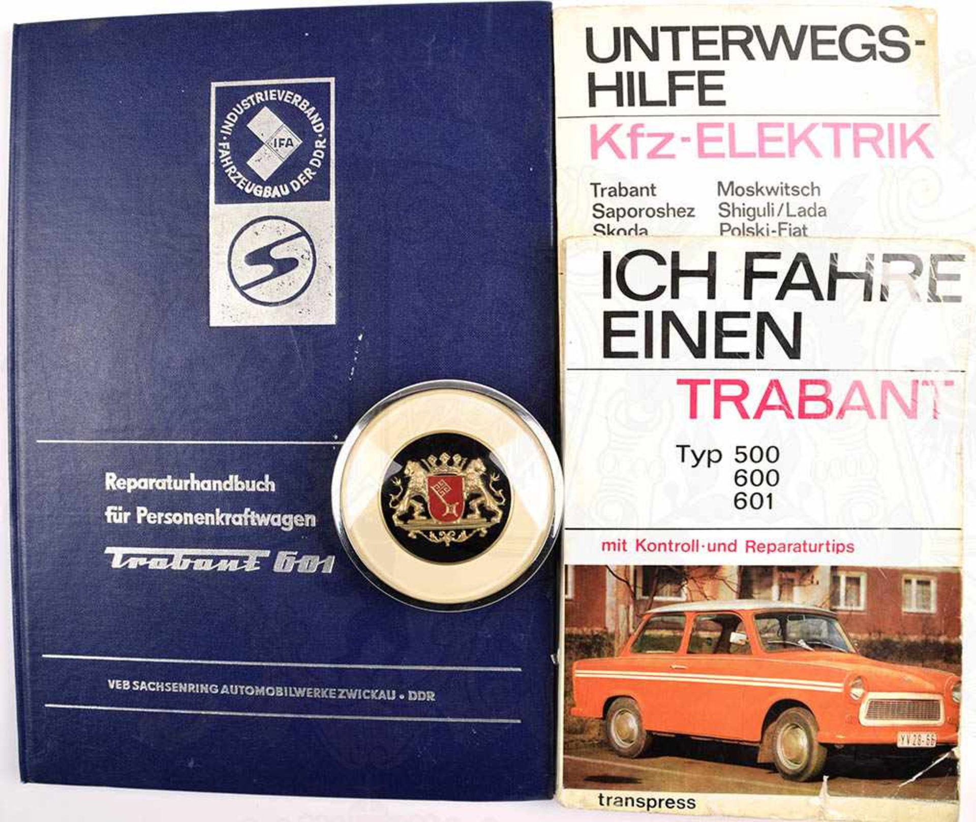 KONVOLUT ZUBEHÖR: Hupenknopf für einen Borgward Isabella, Bakelit/Tombak, vergld. Emblem, bez. „Made