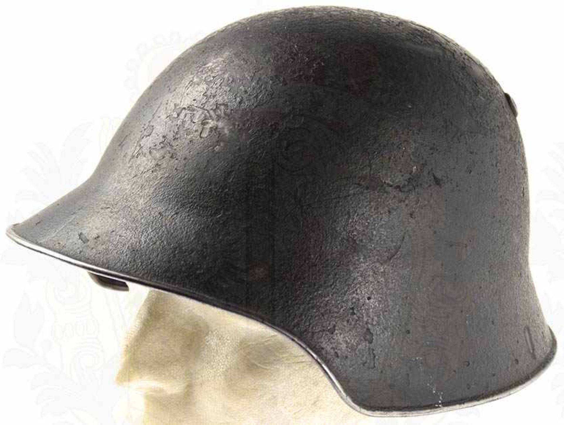 STAHLHELM M 18, Glocke vermutlich schwarz überlackiert (Lackmängel), im Nackenschirm