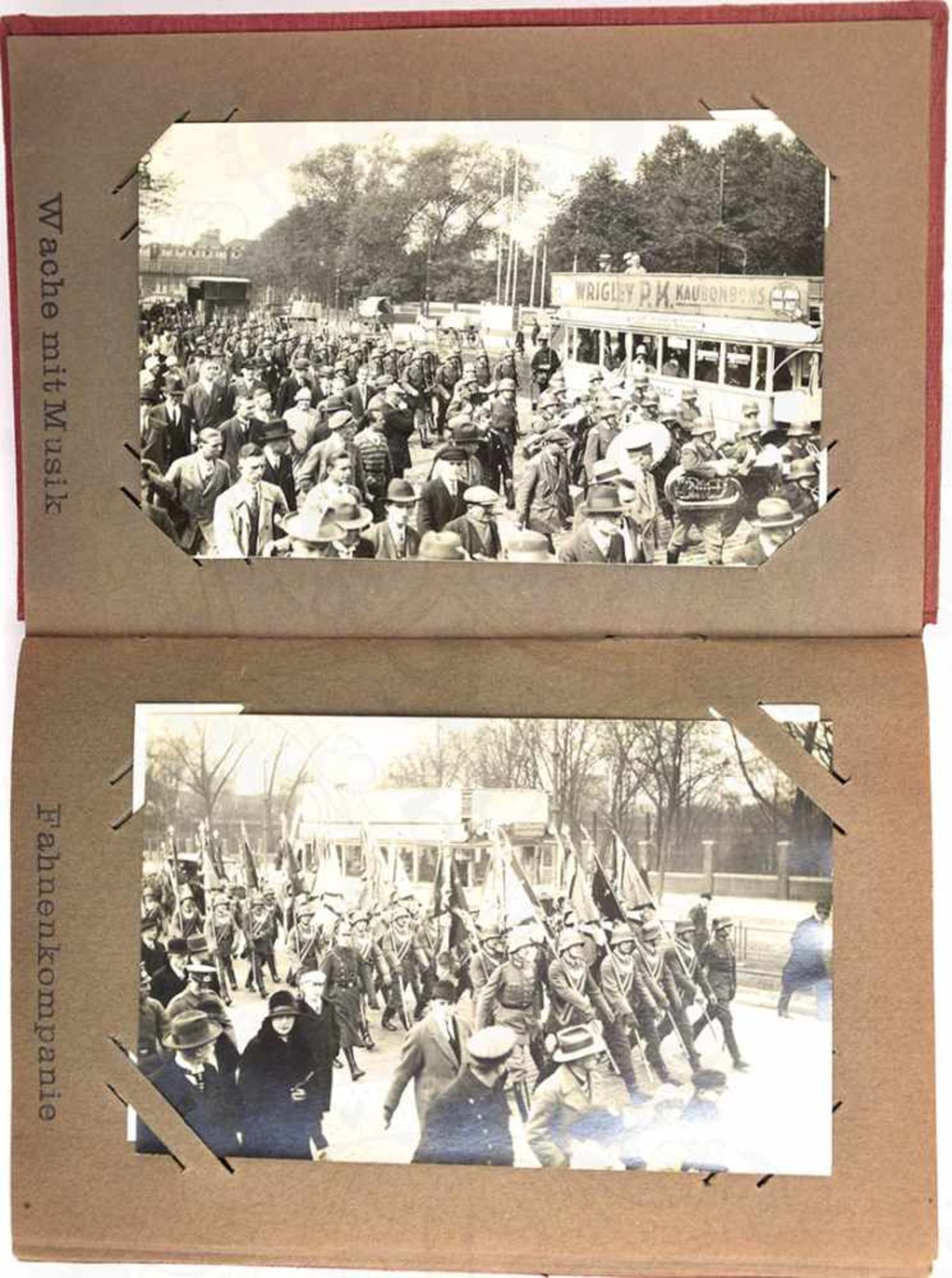 2 POSTKARTENALBEN, 1x m. 45 Foto-AK, Parademarsch m. Truppenfahnen, Musikzüge d. Wachbataillons u. - Bild 2 aus 2