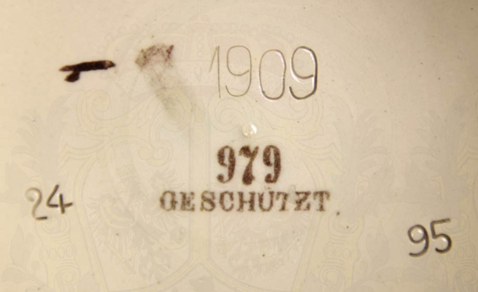 ERINNERUNGSKRUG DEUTSCH-OSTAFRIKA, 1/2 L., Steinzeug, m. beiger Glasur u. farb. Spottbildern von - Bild 2 aus 2