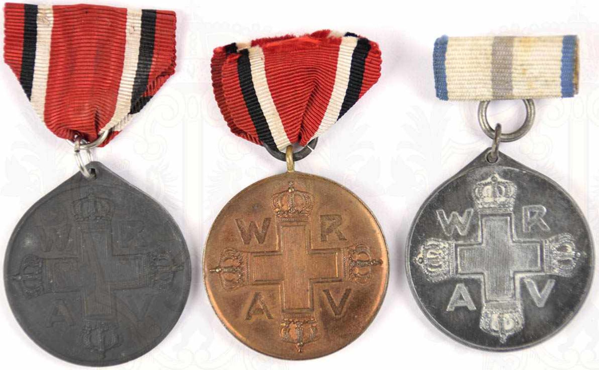 3 ROTE KREUZ-MEDAILLEN 3. KLASSE, Bronze, am Bandabschnitt; dto. 2x Feinzink, am Band bzw.