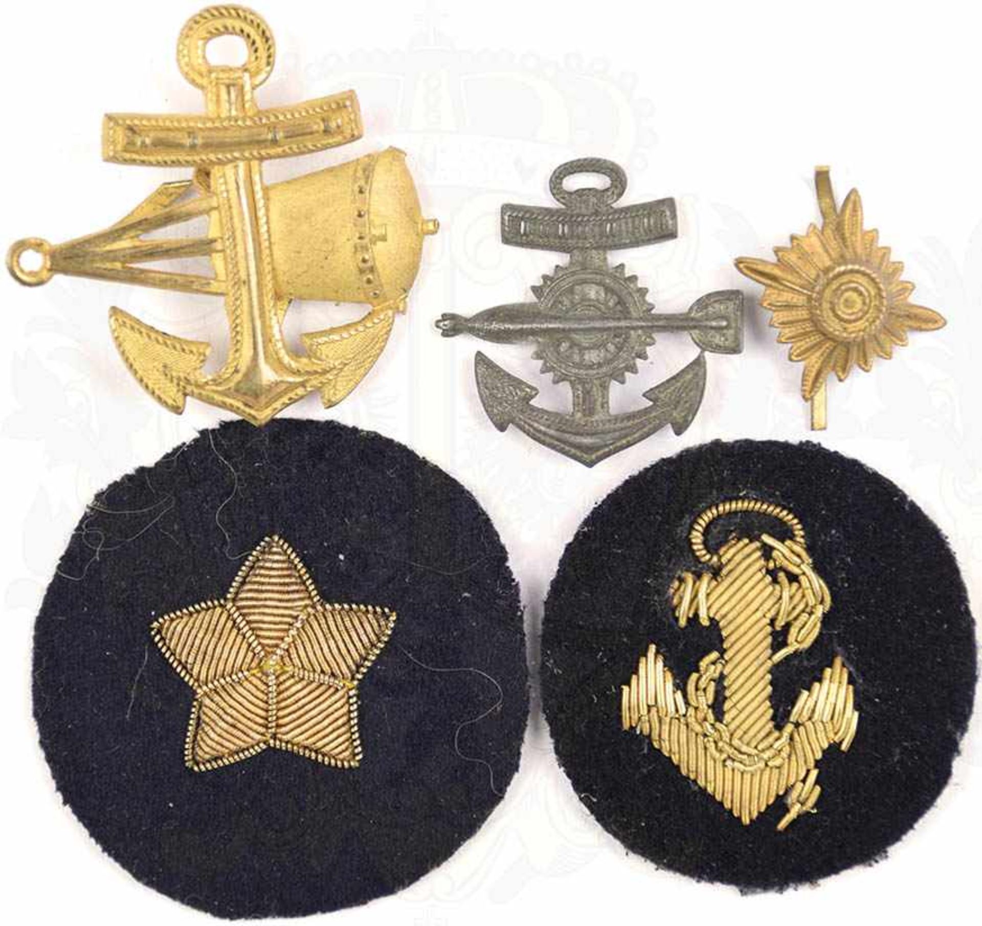 4 UNIFORM-EFFEKTEN: Laufbahn-Abzeichen Seemännischer Dienst bzw. Bootsmanns-Maat, dunkelblaues Tuch,