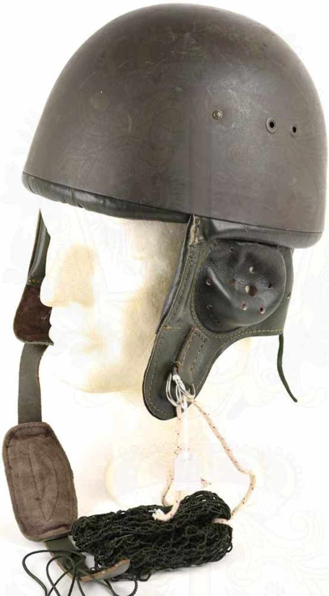 STAHLHELM FÜR FALLSCHIRMSCHÜTZEN, feldgraue Lackierung, jew. 2 Lüftungslöcher, dkl. grünes - Bild 2 aus 2