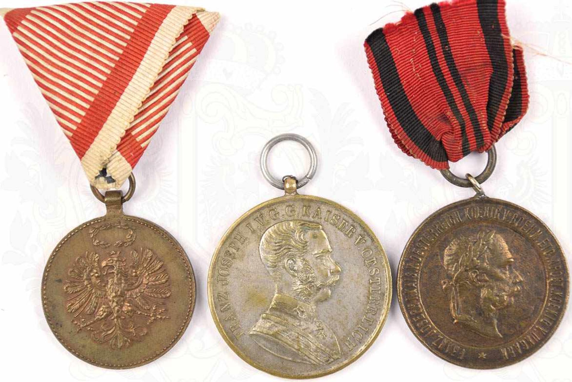 3 EHRENZEICHEN: Kriegsmedaille 1873, Bronze, narbig, am abweichenden Band; Silberne Tapfekeitsmed.