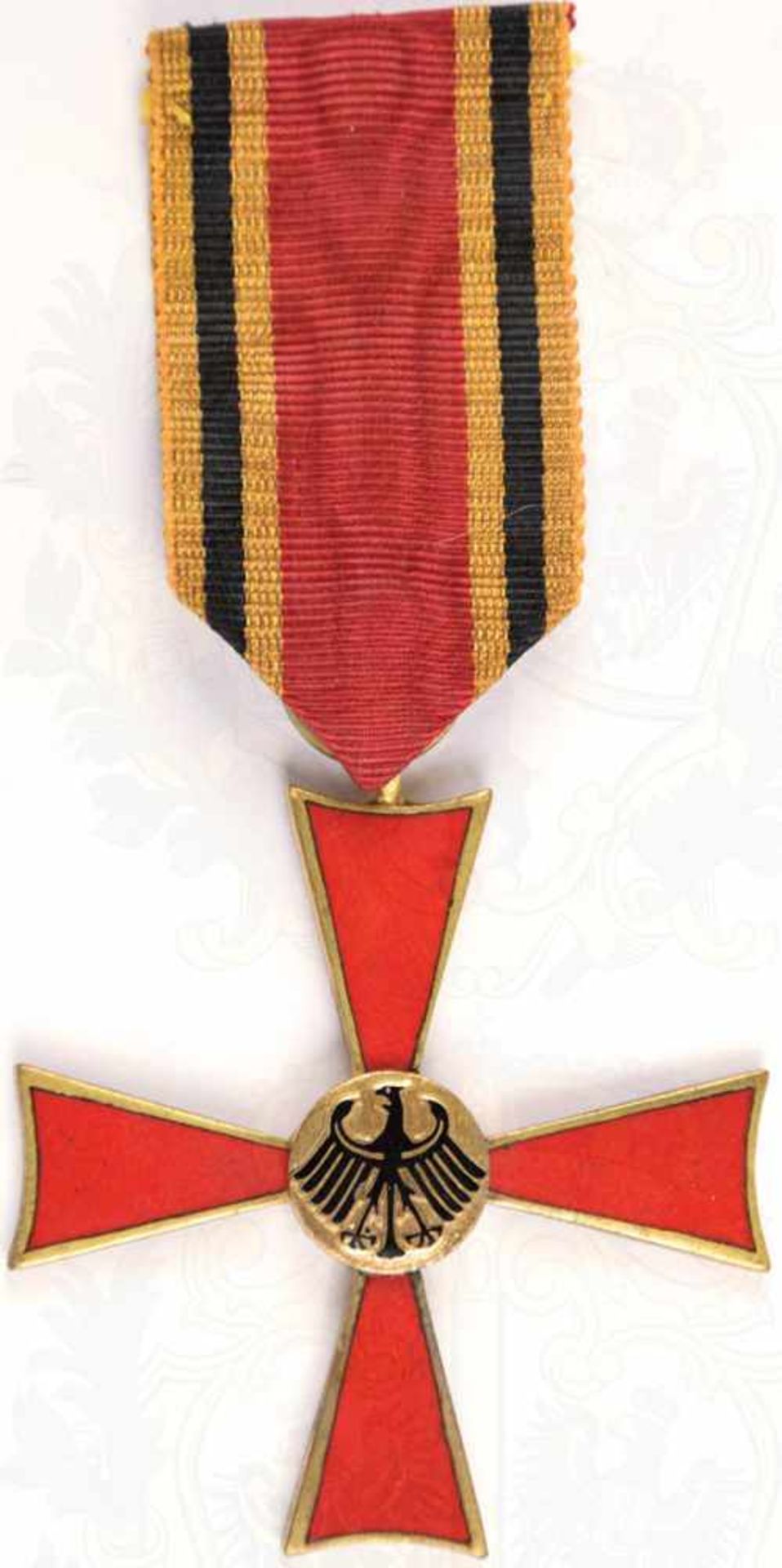 BUNDESVERDIENSTKREUZ AM BAND, Buntmetall/vergld./emailliert, m. aufgelegtem Medaillon, am