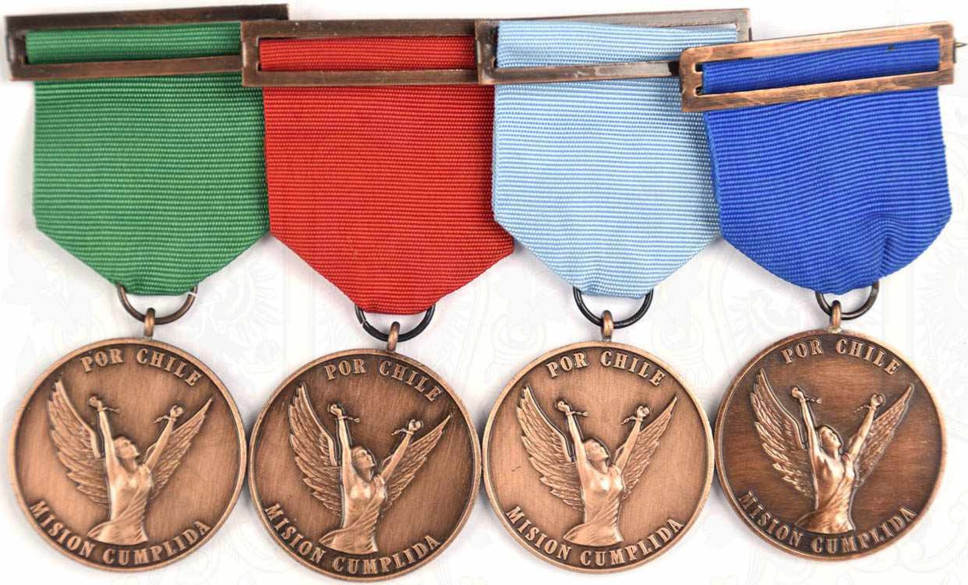 4 MEDAILLEN „Für Frieden und Freiheit“, Bronze, a. versch. Bändern f. d. Militär-Teile, a.
