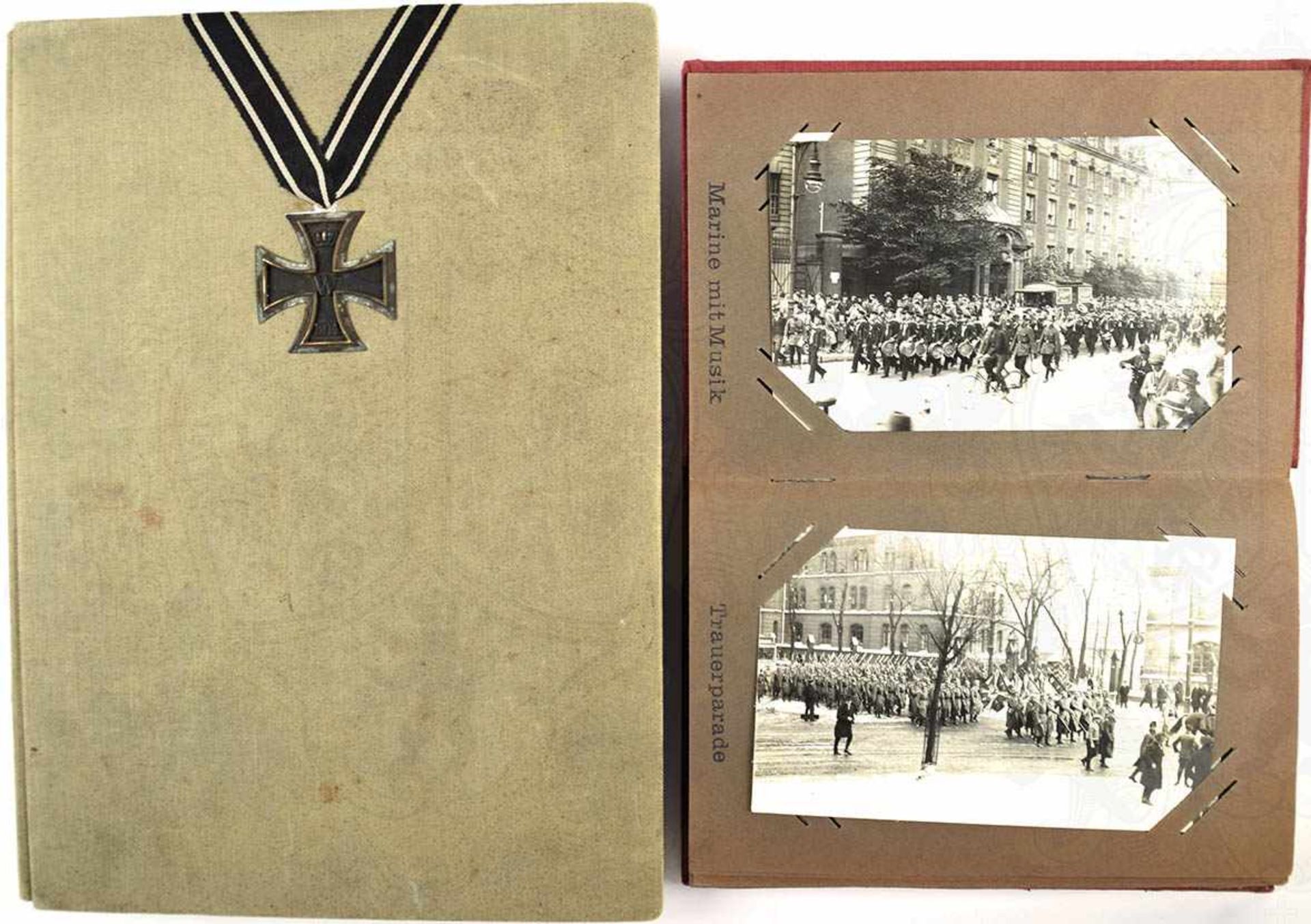 2 POSTKARTENALBEN, 1x m. 45 Foto-AK, Parademarsch m. Truppenfahnen, Musikzüge d. Wachbataillons u.