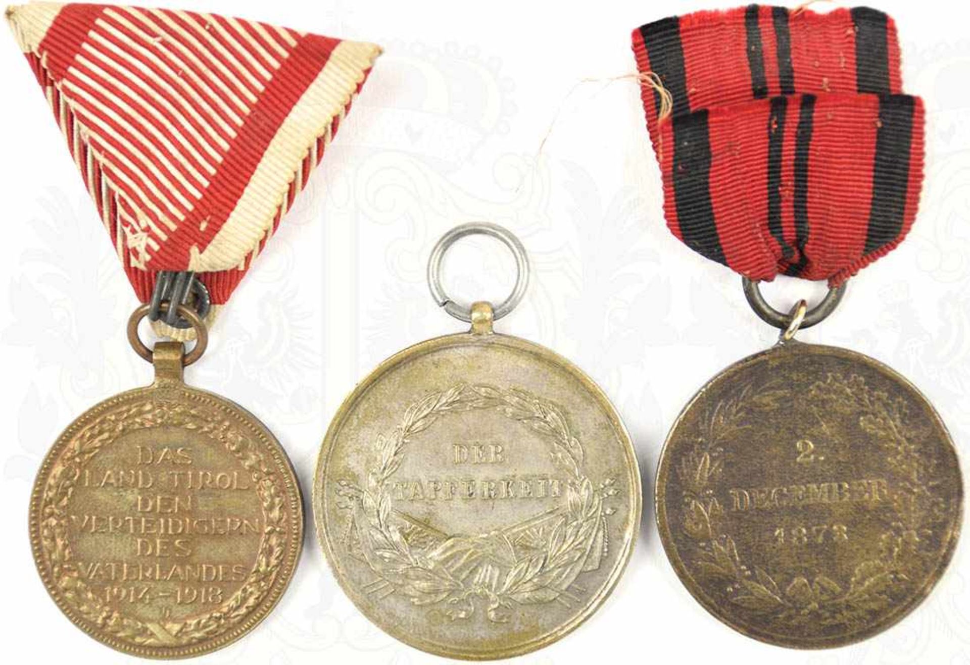 3 EHRENZEICHEN: Kriegsmedaille 1873, Bronze, narbig, am abweichenden Band; Silberne Tapfekeitsmed. - Bild 2 aus 2