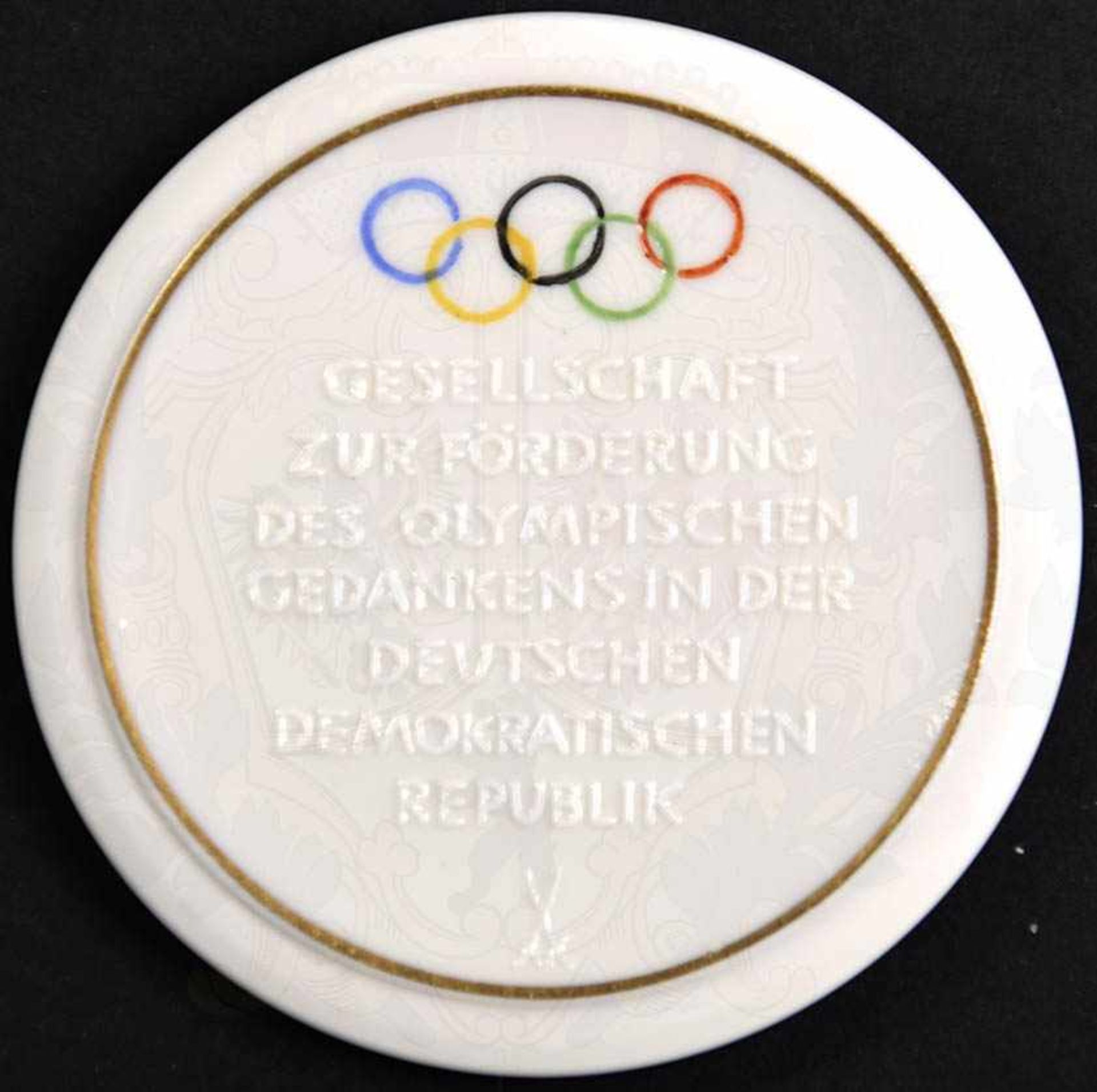 5 MEISSEN-MEDAILLEN OLYMPIA-SPENDE, weißes Porzellan m. Golddekor, Diskuswerfer u. olymp. Ringe, rs. - Bild 2 aus 2