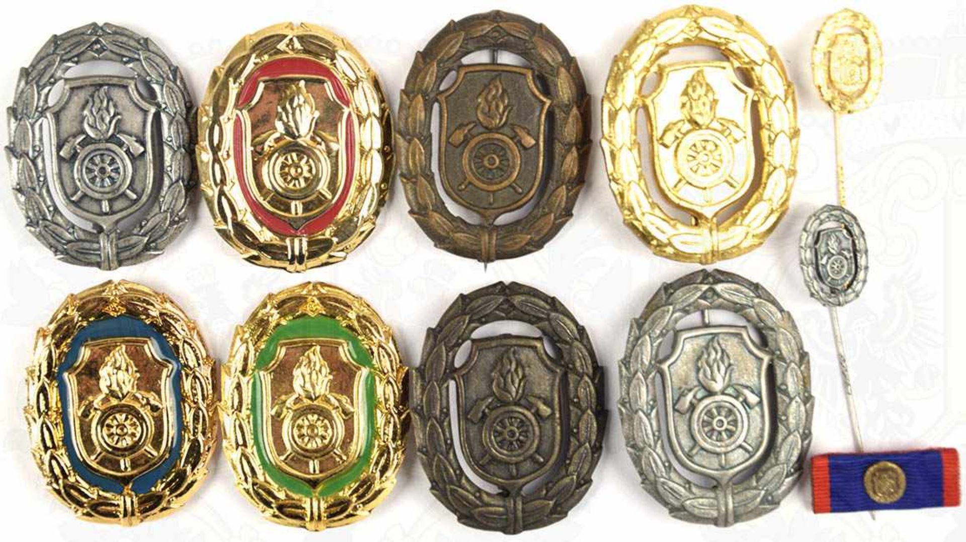 8 FEUERWEHR-LEISTUNGSABZEICHEN BAYERN, Bronze u. Silber, (je 2 St.), Gold, Gold/blau, Gold/grün u.
