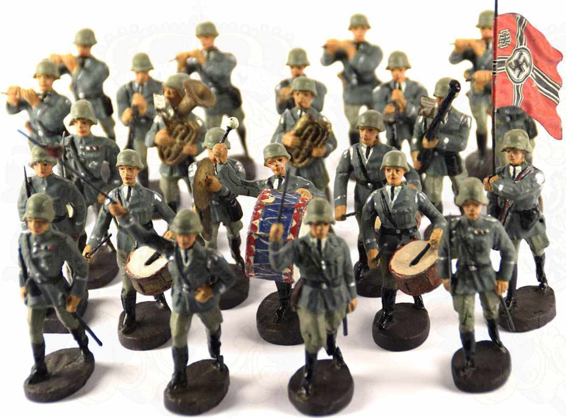 MUSIKZUG DER WEHRMACHT, 24 Figuren, dabei: Musikmeister, 4 Offiziere mit Säbel, Mannschaften mit