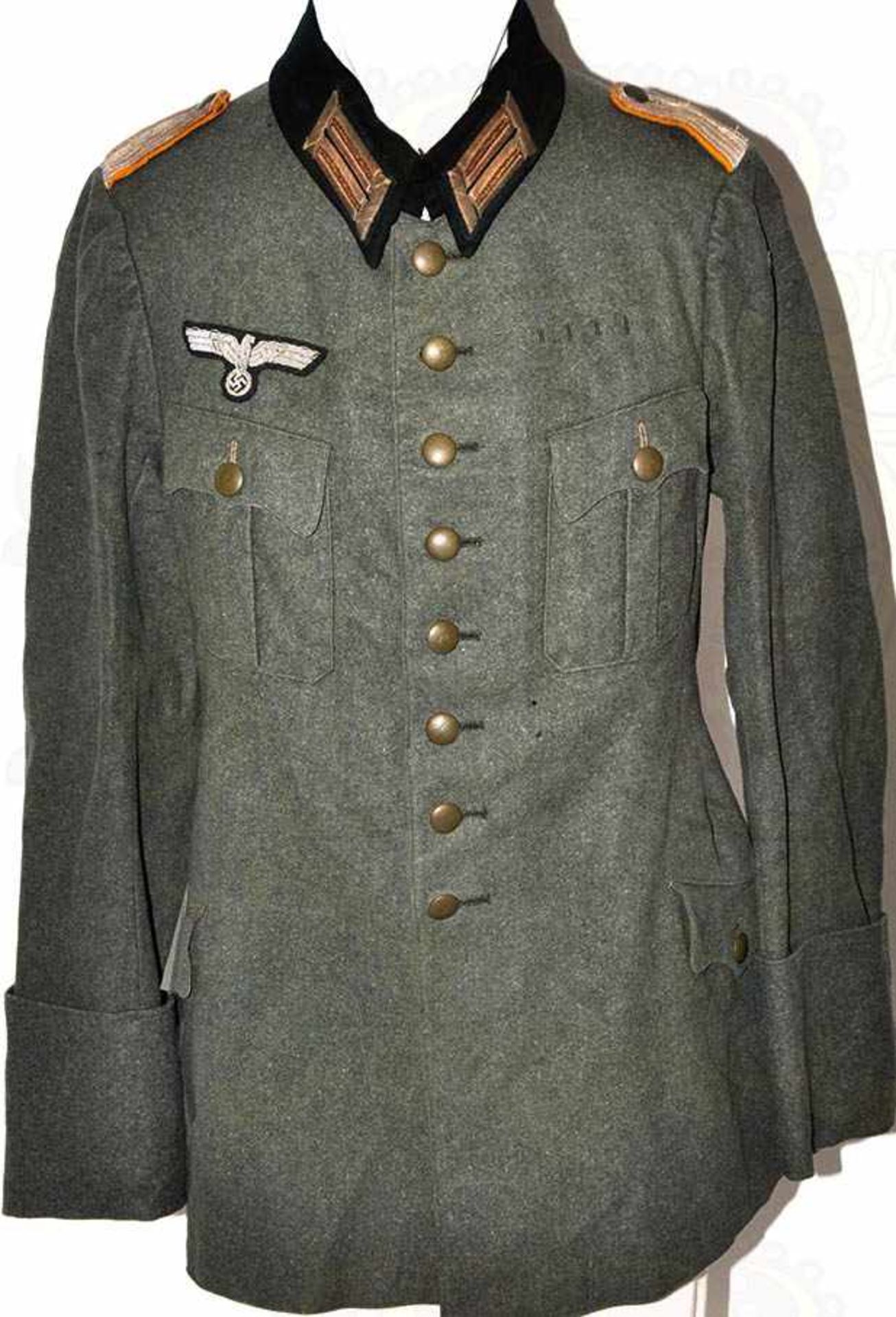 UNIFORM EINES HAUPTMANN, Rock aus feldgrauem Tuch, m. 4 Taschen, Knopfleiste m. 8 Knöpfen, kpl. m.