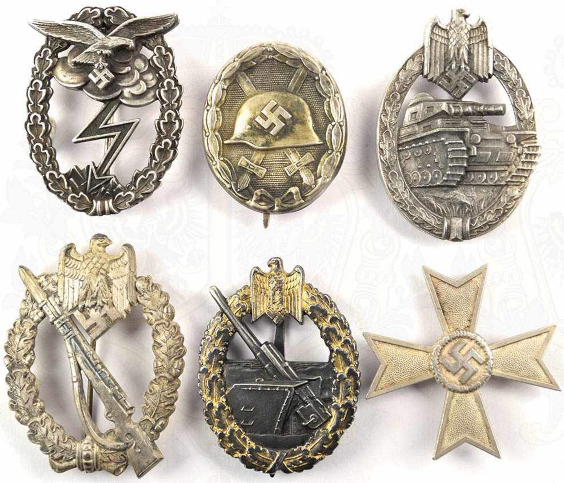 6 AUSZEICHNUNGEN, Erdkampfabzeichen, Herst. „...Osang“; Panzerkampfabzeichen in Silber, Herst. „A.