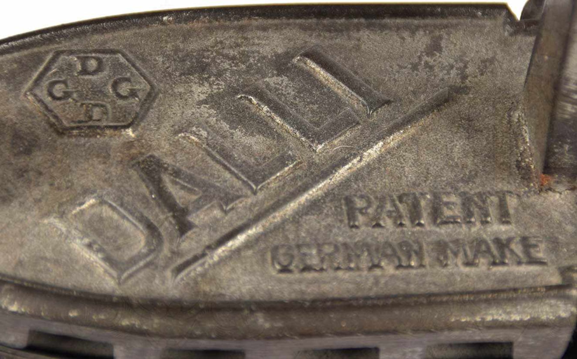 BÜGELEISEN, Marke „Dalli“, „Patent German Make“, Gusseisen, f. Kohle-Befeuerung, klappbarer Deckel - Image 2 of 4