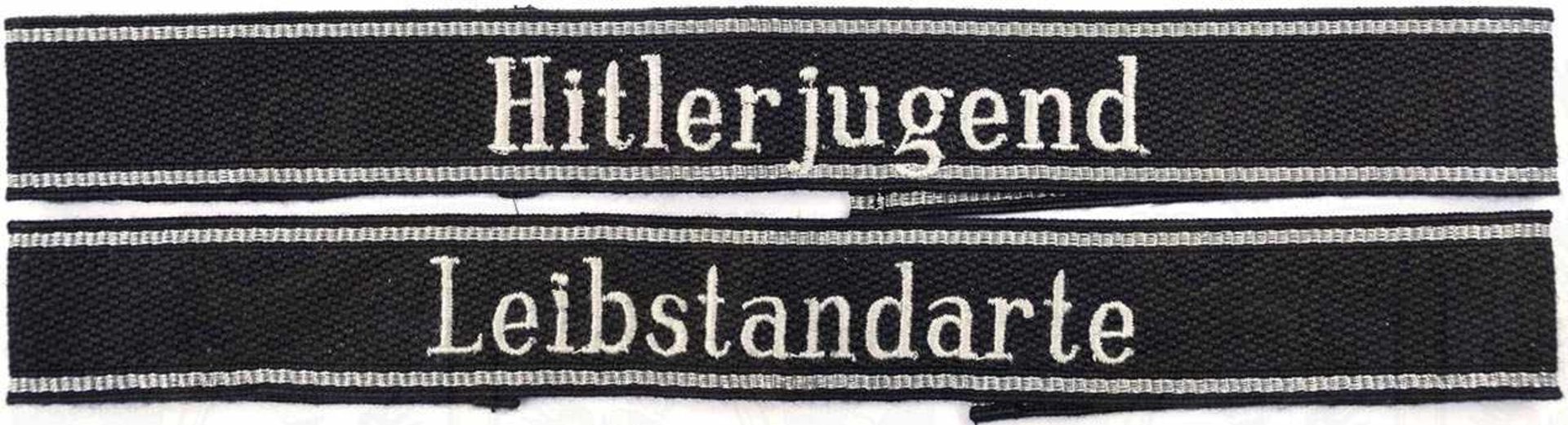 2 ÄRMELBÄNDER, „Hitlerjugend“ u. „Leibstandarte“, Sammleranfertigungen, schwarzes Tuch, silbergrauer